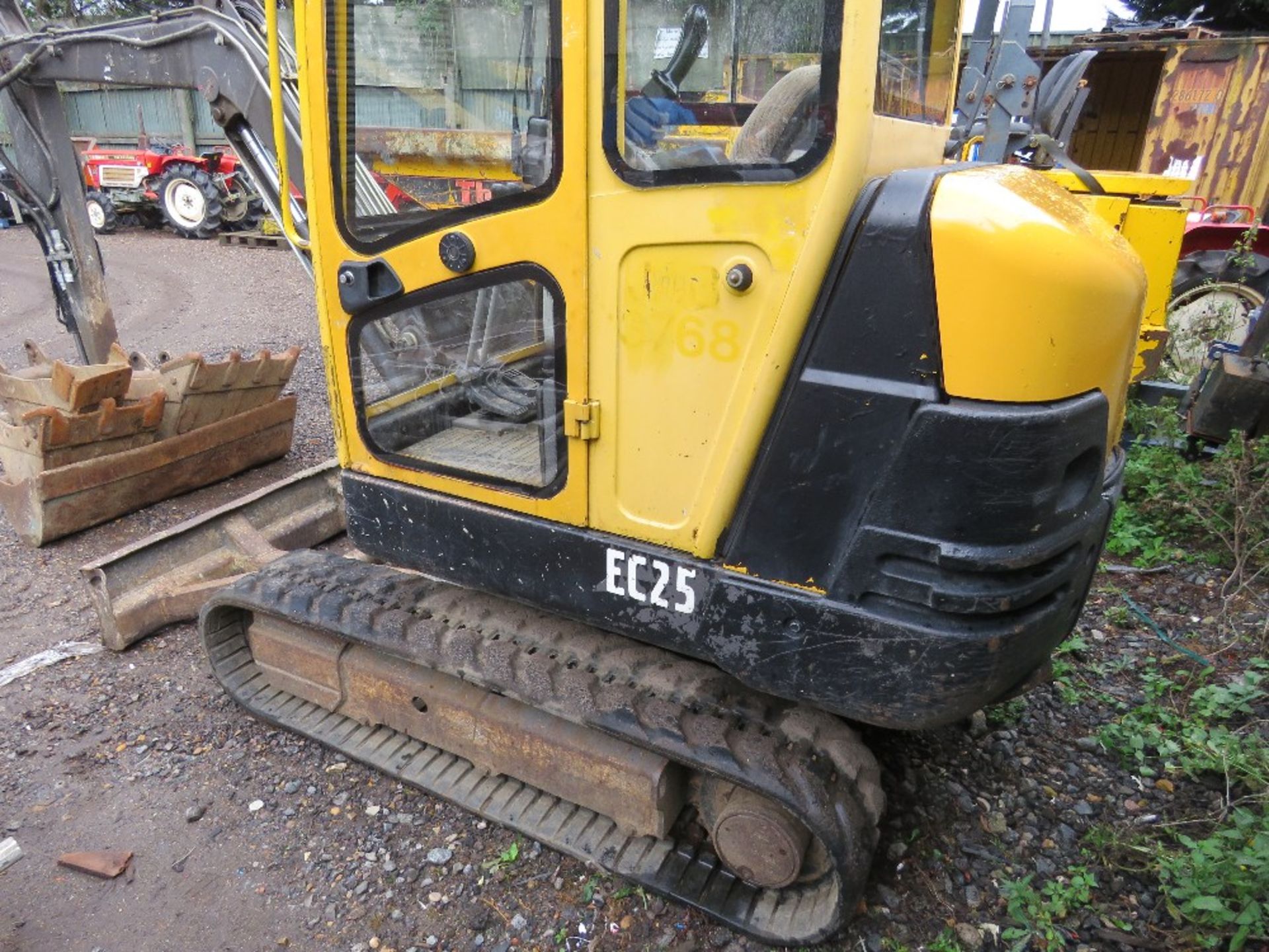 VOLVO EC25 RUBBER TRACKED EXCAVATOR YEAR 2006 BUILD. 4556 REC. HOURS WITH 4 BUCKETS. SN: 28120797. W - Image 6 of 12