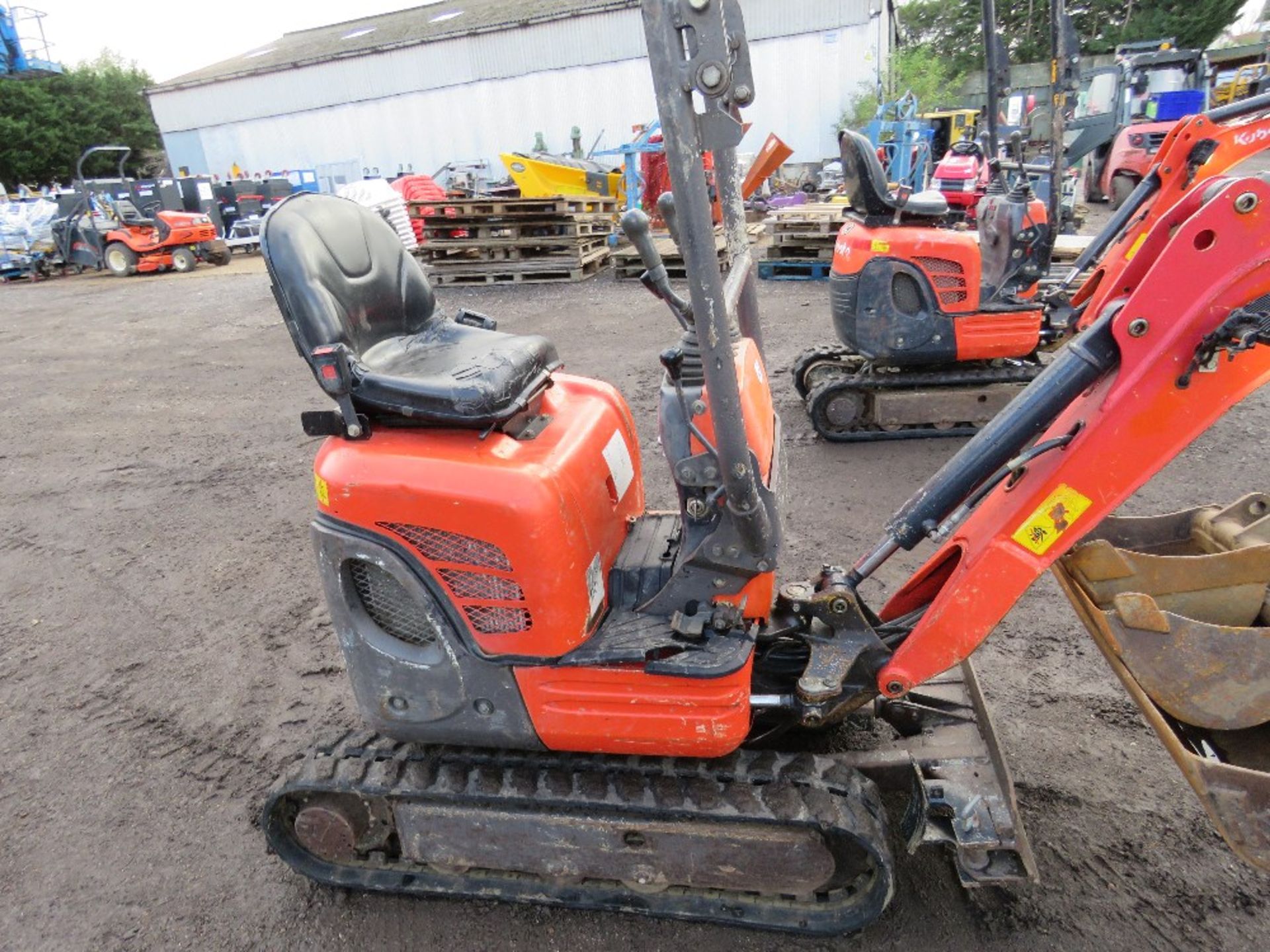 KUBOTA U10-3 MICRO EXCAVATOR WITH 3NO BUCKETS. 2816 REC HOURS. YEAR 2016 BUILD. SN:2816. DIRECT FROM - Image 4 of 9