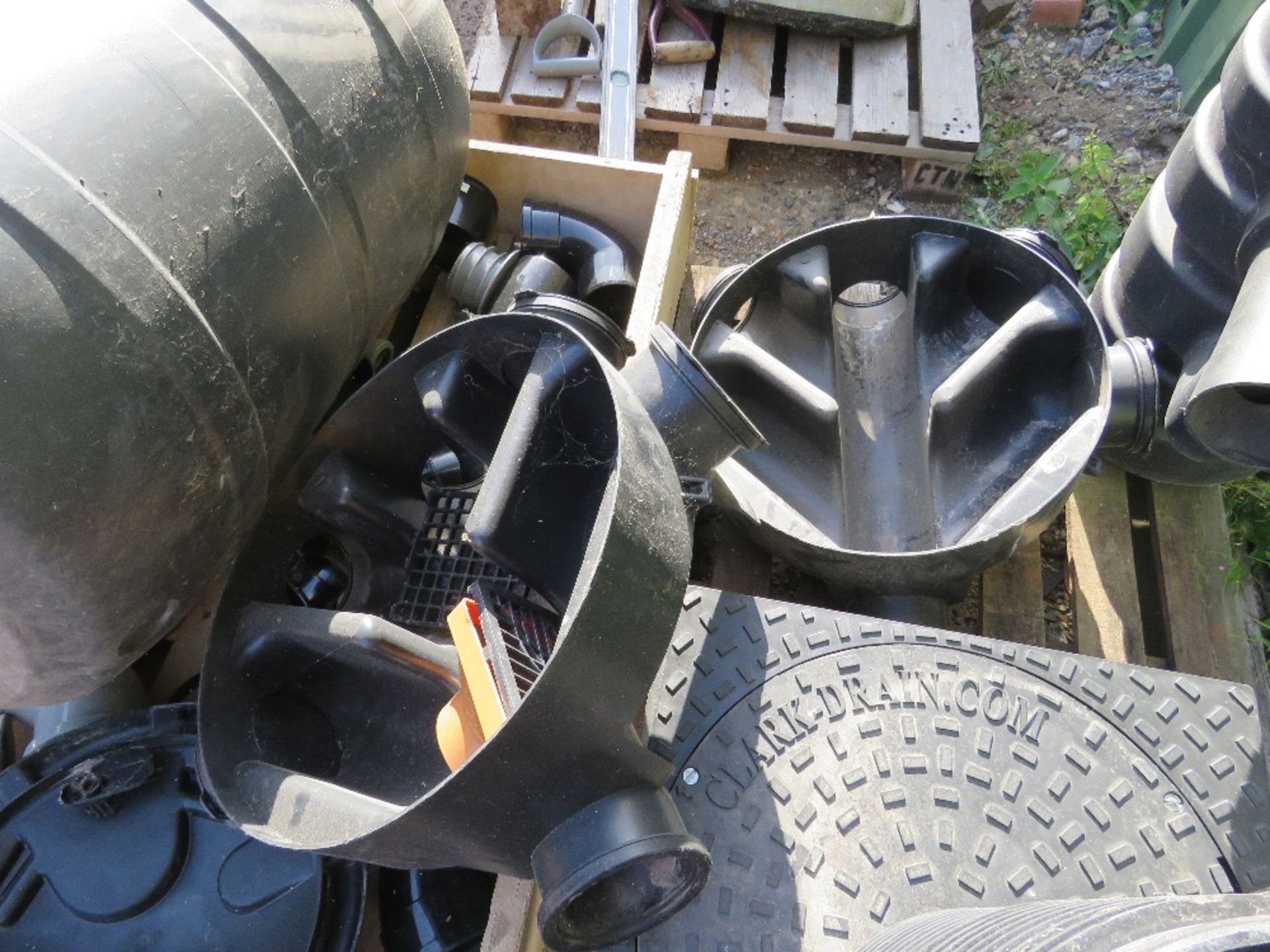 2 X PALLETS OF DRAINAGE FITTINGS AND MANHOLES. THIS LOT IS SOLD UNDER THE AUCTIONEERS MARGIN SCHE - Image 6 of 7