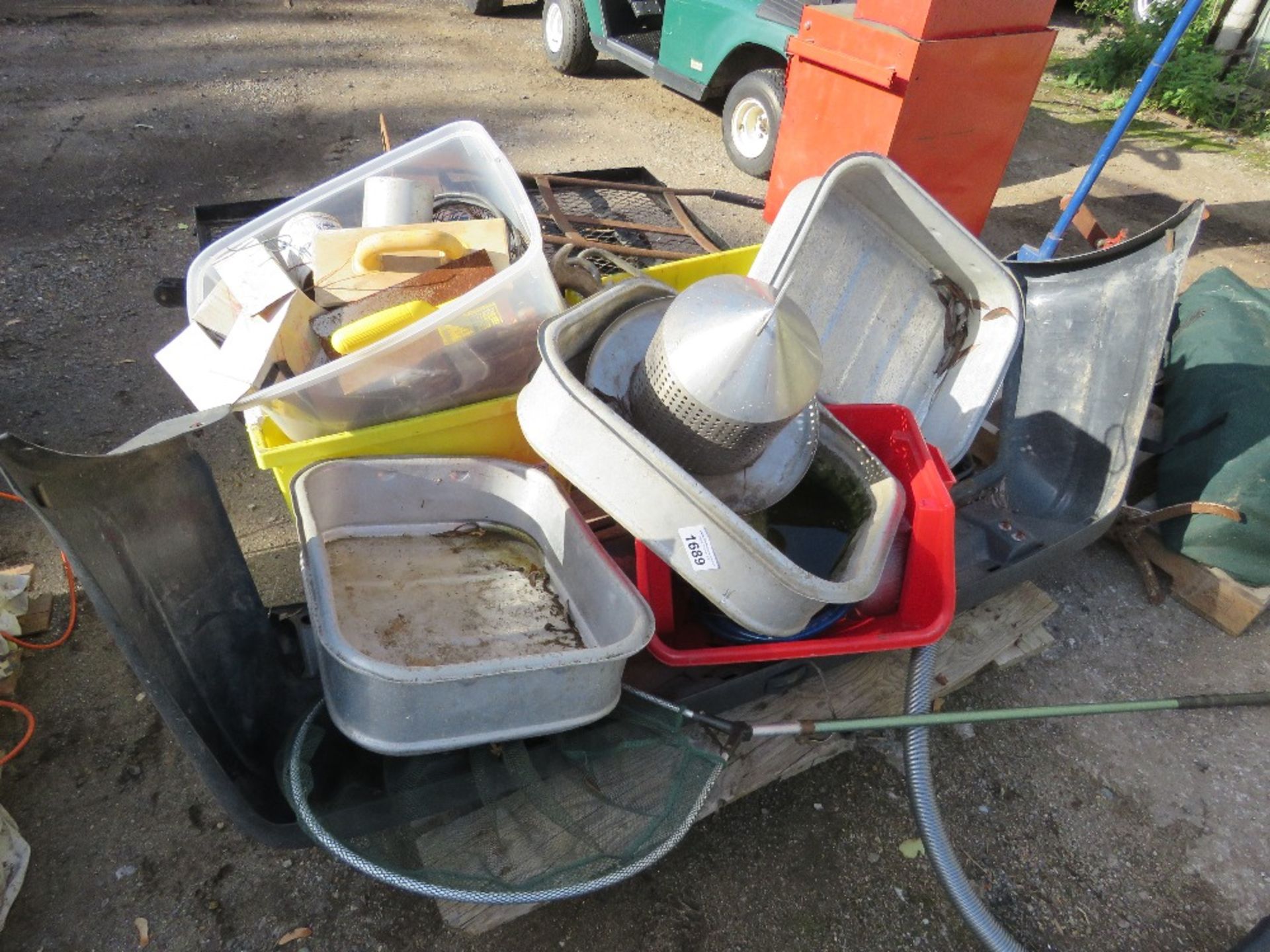 PALLET OF ASSORTED SUNDRIES INCLUDING ALUMINIUM TRAYS. THIS LOT IS SOLD UNDER THE AUCTIONEERS MA