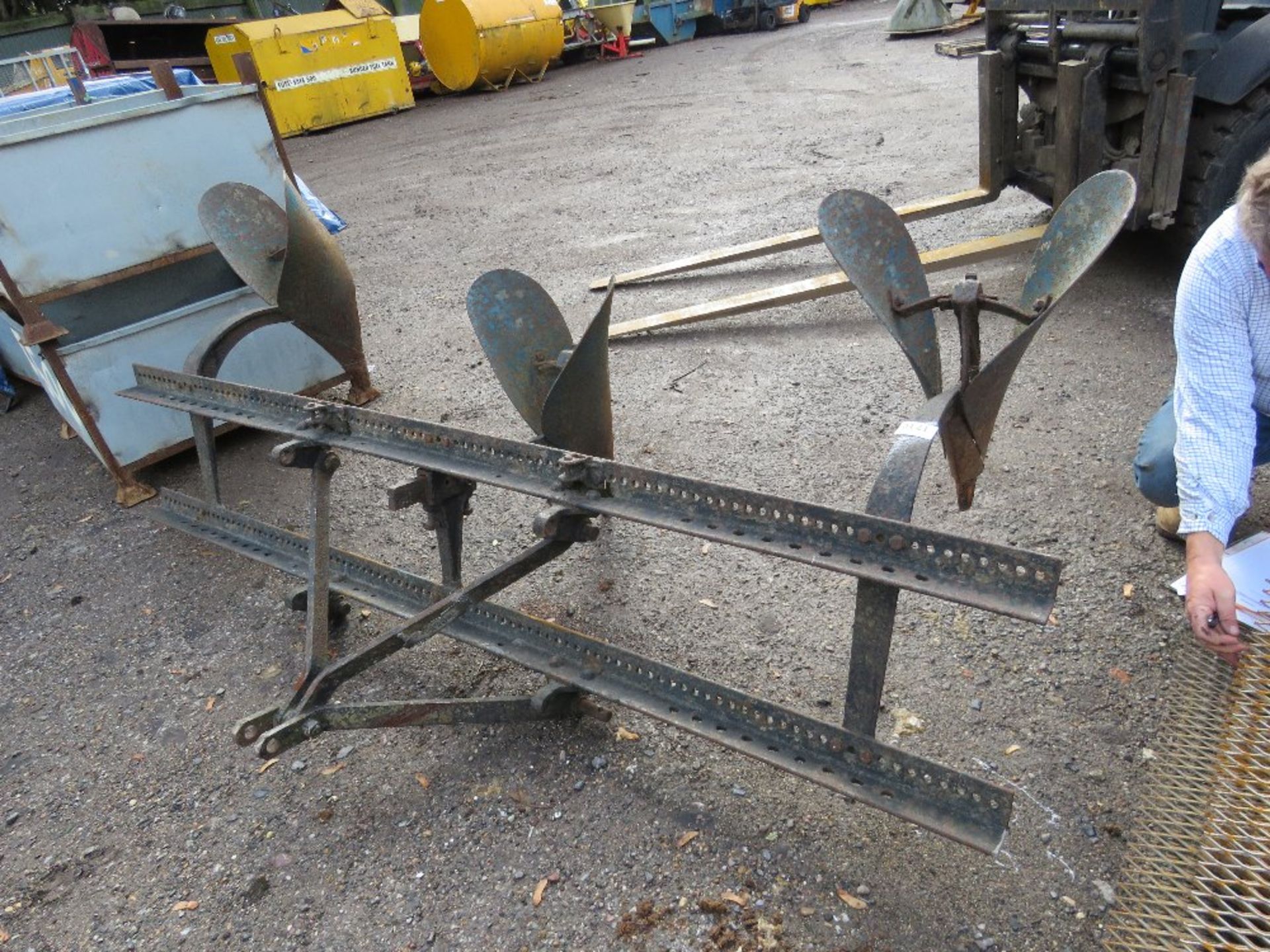 TRACTOR MOUNTED POTATO BAULKER/ PLOUGH. THIS LOT IS SOLD UNDER THE AUCTIONEERS MARGIN SCHEME, TH - Image 2 of 5