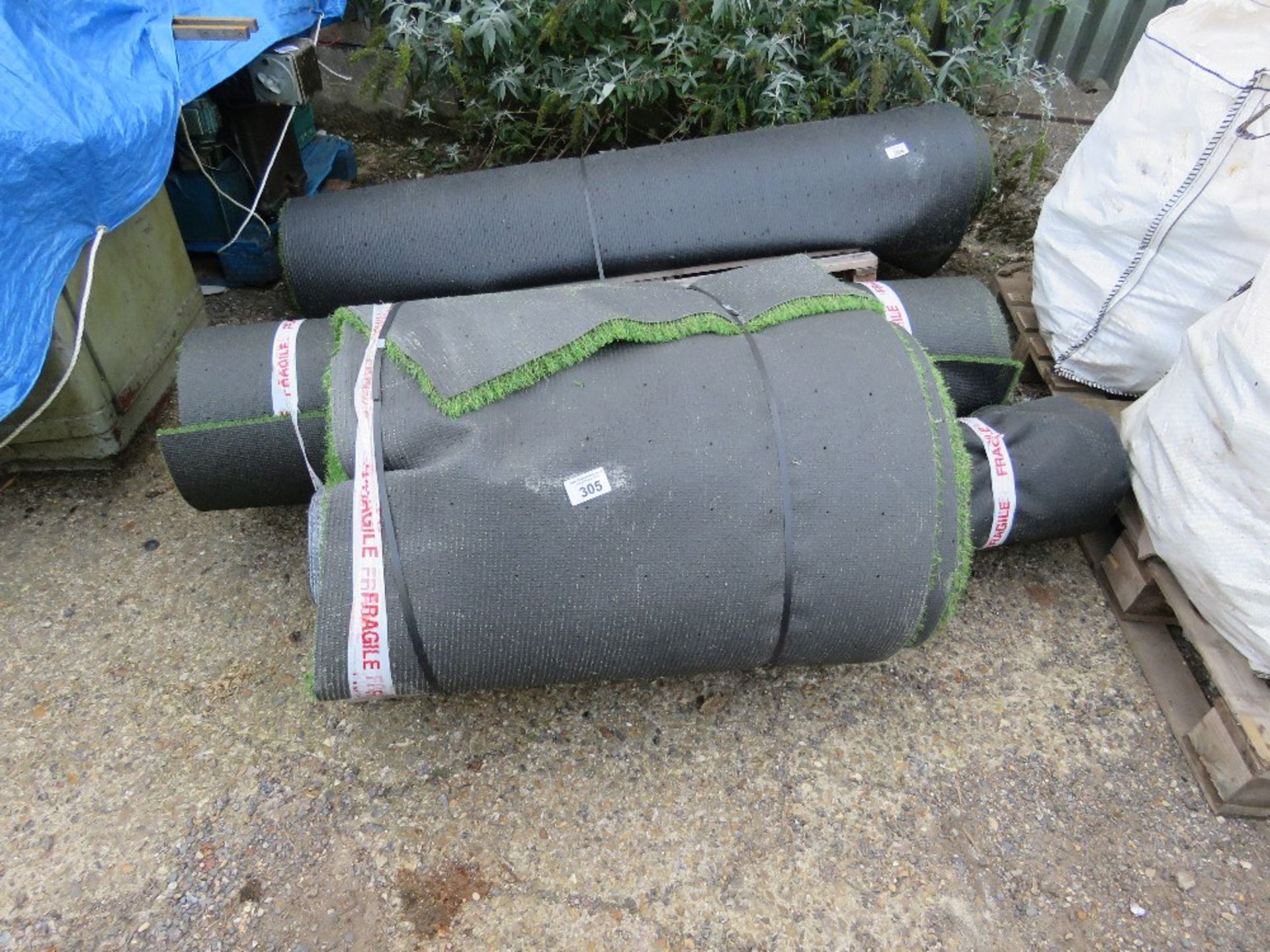 3 X ROLLS OF QUALITY ASTRO TURF GRASS 3-5FT WIDTH APPROX. THIS LOT IS SOLD UNDER THE AUCTIONEERS - Image 4 of 4