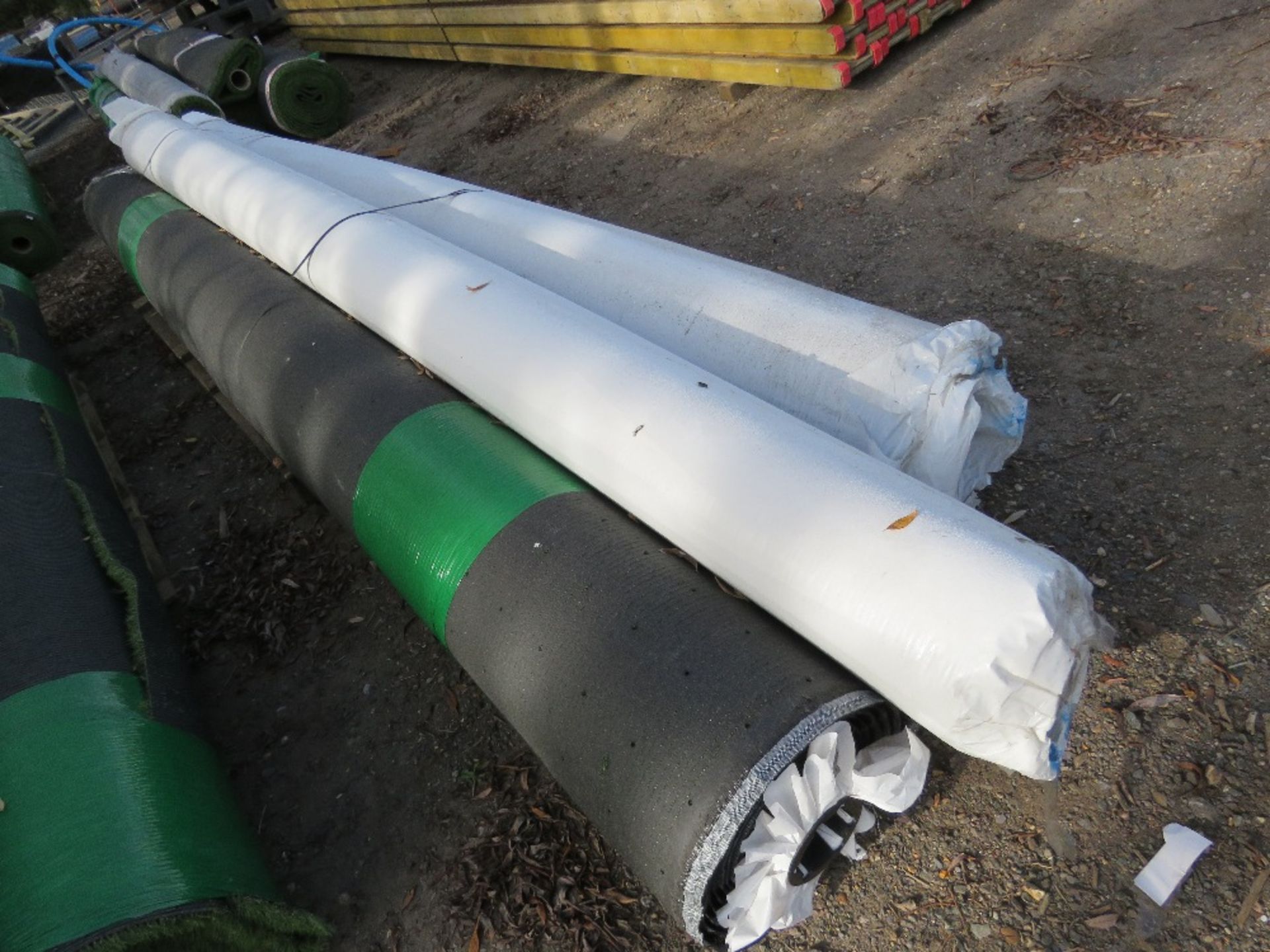 3 X ROLLS OF QUALITY ASTRO TURF FAKE LAWN GRASS,4 METRE WIDTH APPROX, ASSORTED LENGTHS. THIS LOT - Bild 4 aus 4