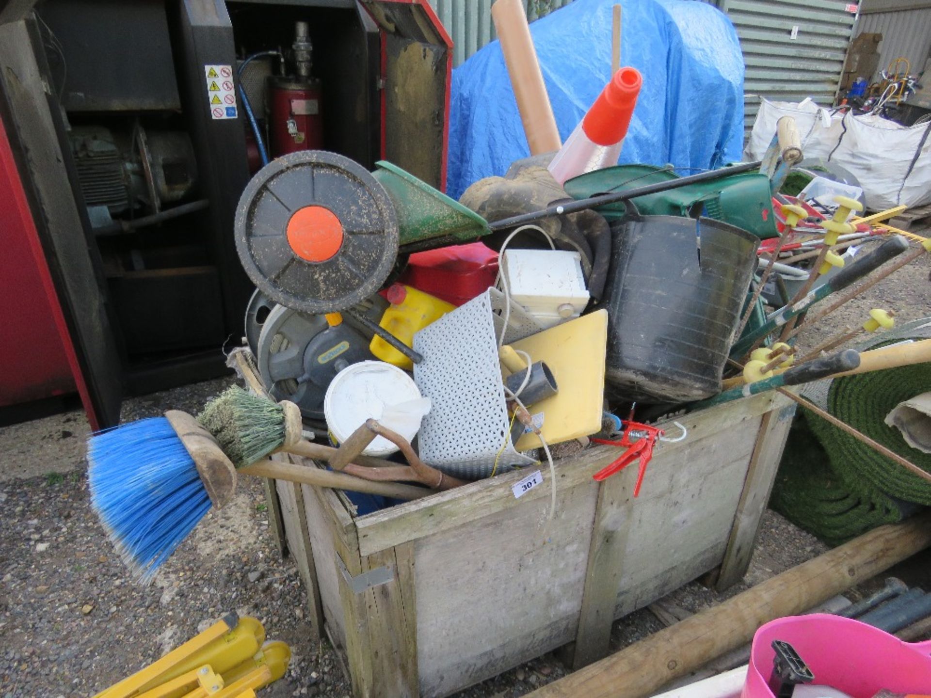 STILLAGE OF ASSORTED HAND TOOLS. DIRECT FROM LOCAL LANDSCAPE COMPANY WHO ARE CLOSING A DEPOT. SOURC