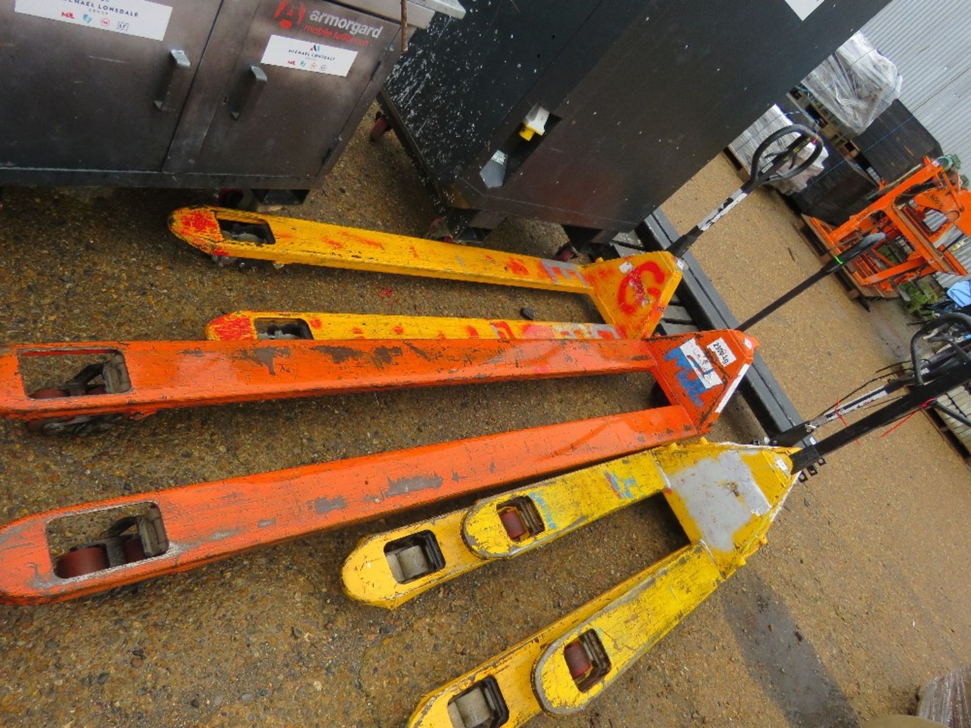 1 X PALLET TRUCK, 2.5M LENGTH BLADES. SOURCED FROM LARGE CONSTRUCTION COMPANY LIQUIDATION.