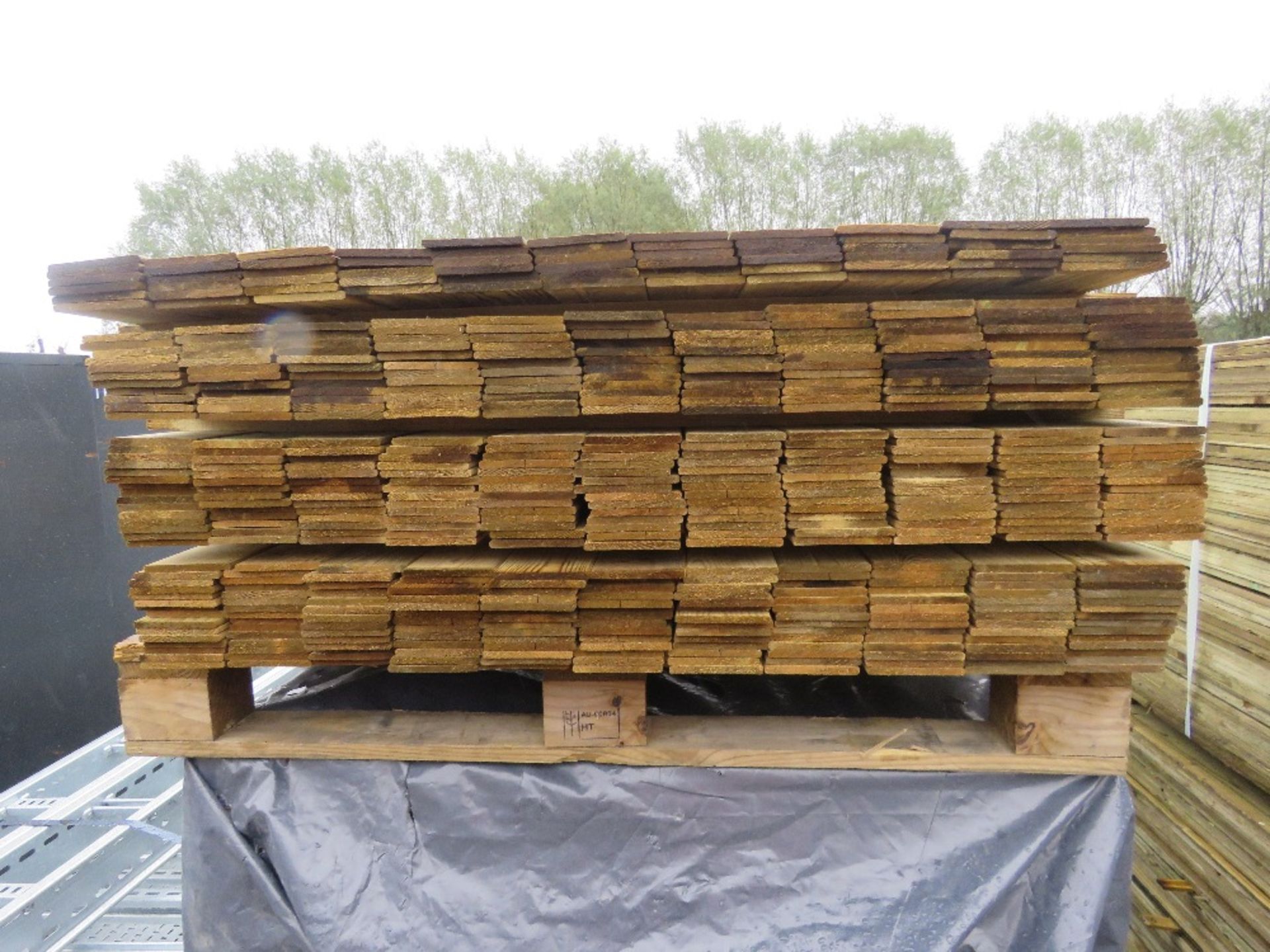 LARGE PACK OF PRESSURE TREATED HIT AND MISS FENCE CLADDING TIMBER BOARDS. 1.14M LENGTH X 100MM WIDTH - Image 2 of 3