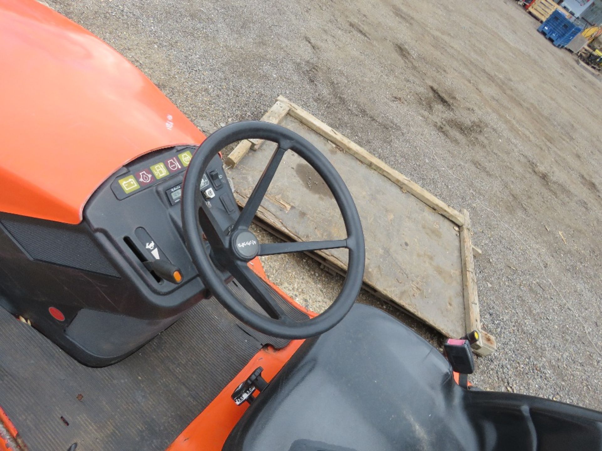 KUBOTA G21E RIDE ON MOWER WITH HIGH DISCHARGE COLLECTOR, YEAR 2014. WHEN TESTED WAS SEEN TO RUN, DRI - Image 4 of 7