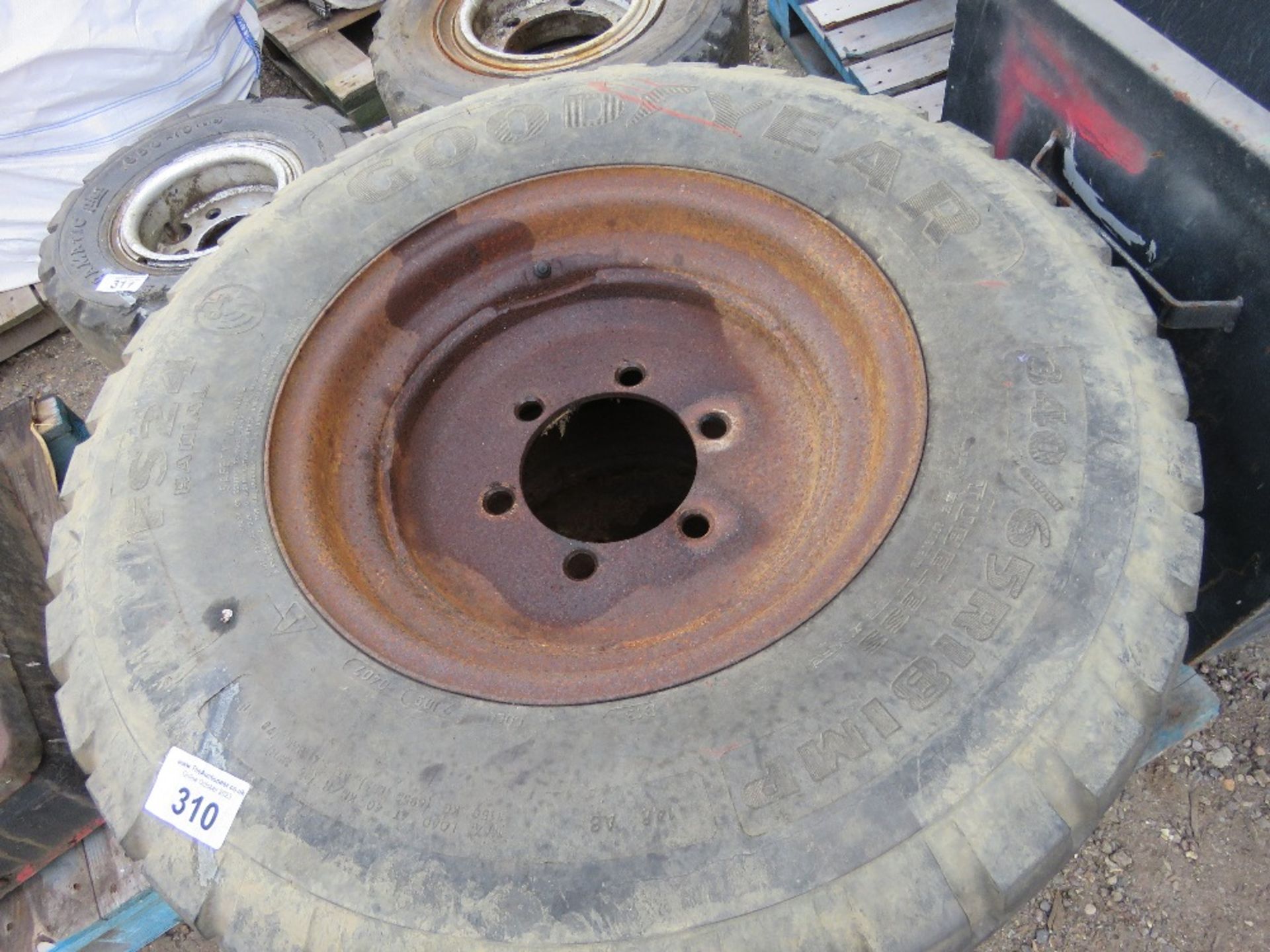 2 X AGRICULTURAL TRAILER / IMPLEMENT WHEELS AND TYRES. THIS LOT IS SOLD UNDER THE AUCTIONEERS MAR - Image 2 of 4