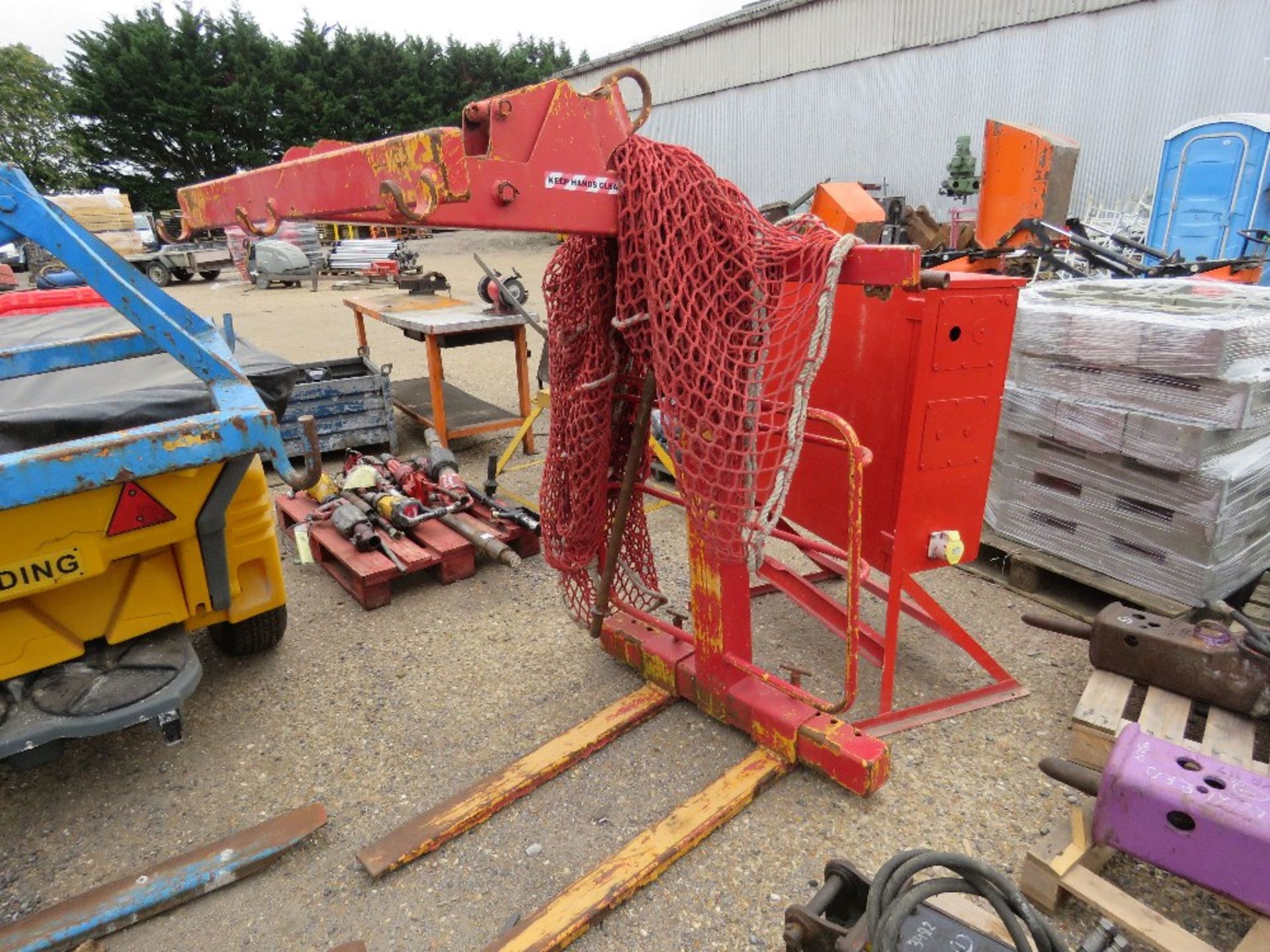 CRANE MOUNTED PALLET FORKS WITH NET. - Image 3 of 3