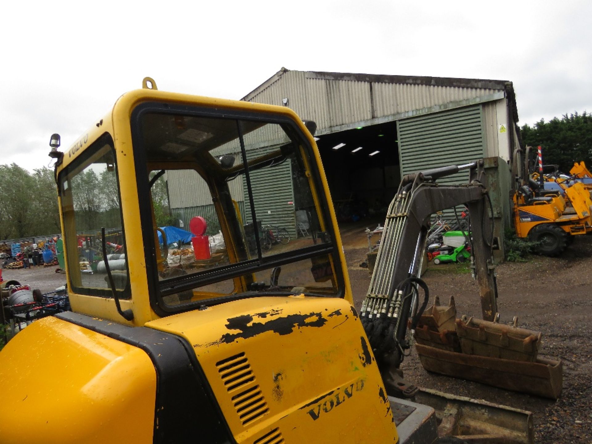 VOLVO EC25 RUBBER TRACKED EXCAVATOR YEAR 2006 BUILD. 4556 REC. HOURS WITH 4 BUCKETS. SN: 28120797. W - Image 9 of 12