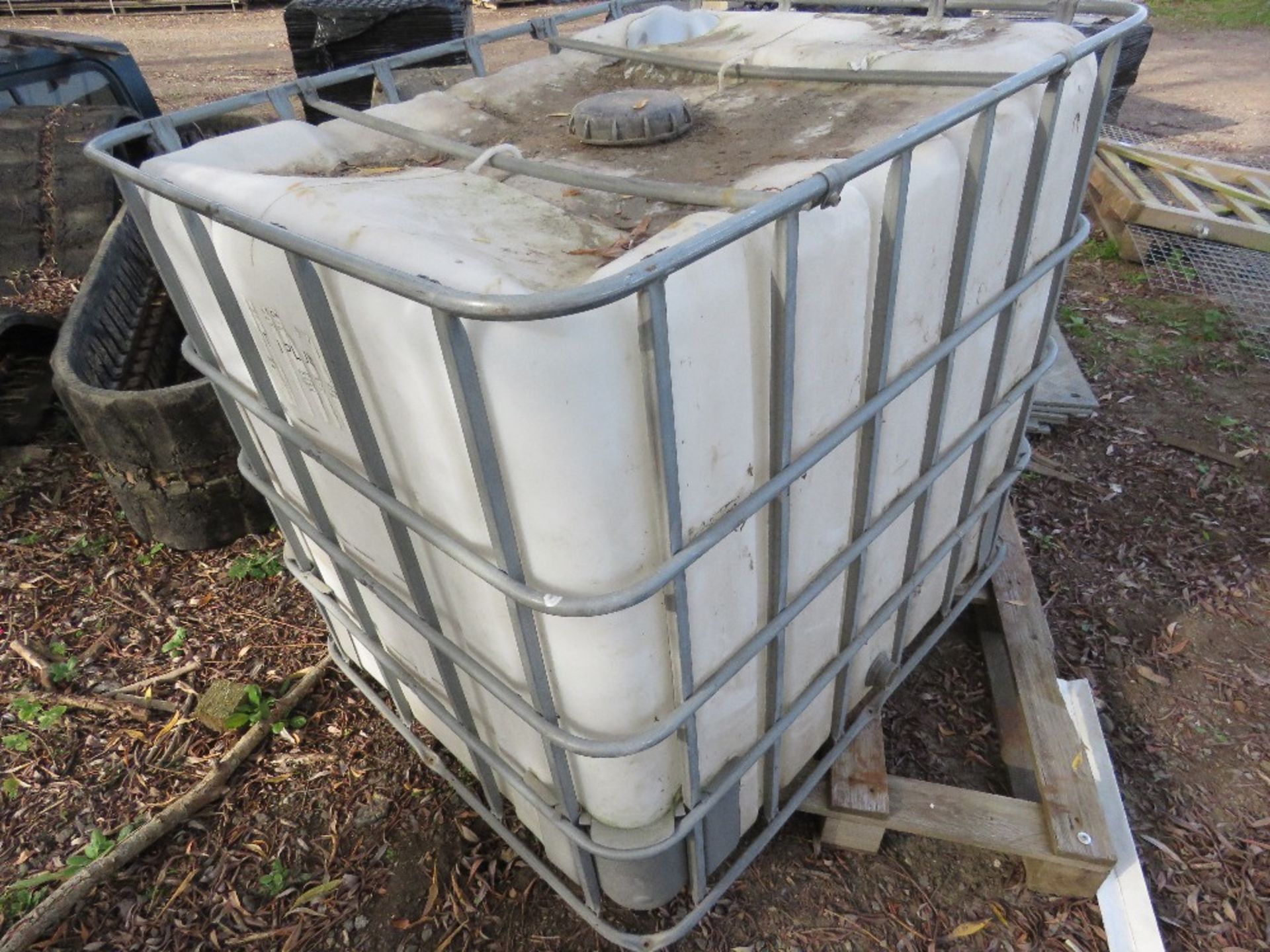 IBC WATER TANK. THIS LOT IS SOLD UNDER THE AUCTIONEERS MARGIN SCHEME, THEREFORE NO VAT WILL BE CH - Image 4 of 4