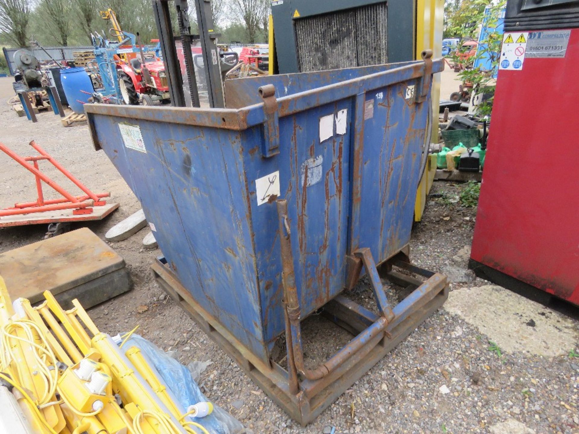 FORKLIFT MOUNTED TIP SKIP, LARGE SIZED. SOURCED FROM SITE CLOSURE. - Image 3 of 6