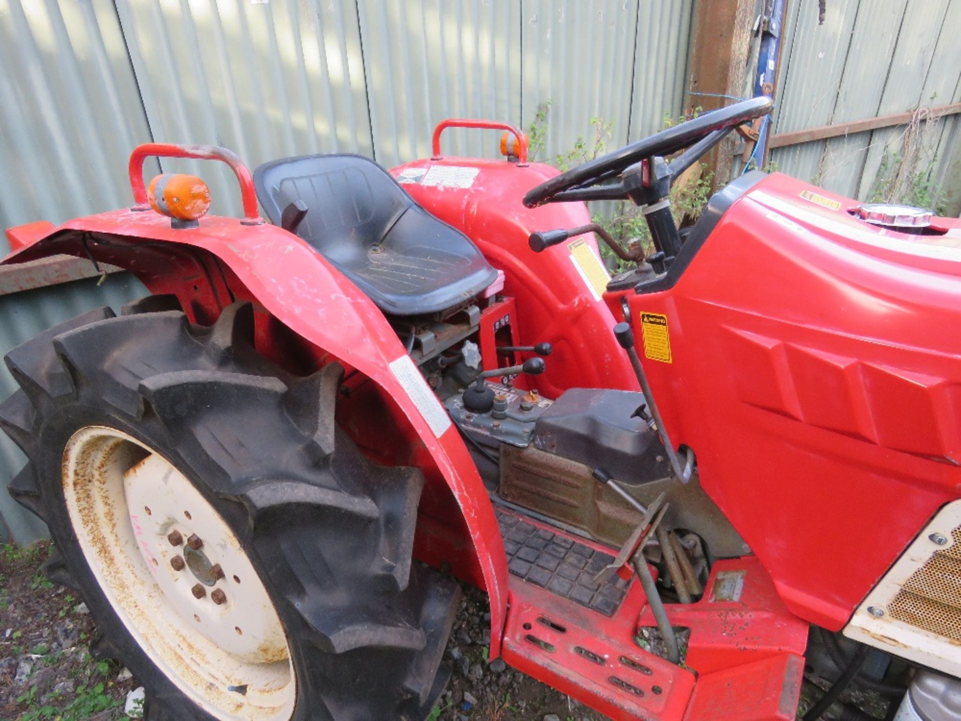 YANMAR YM2020D COMPACT AGRICULTURAL TRACTOR, 4WD, AGRICULTURAL TYRES, WITH REAR LINKAGE. FROM LIMITE - Image 4 of 10