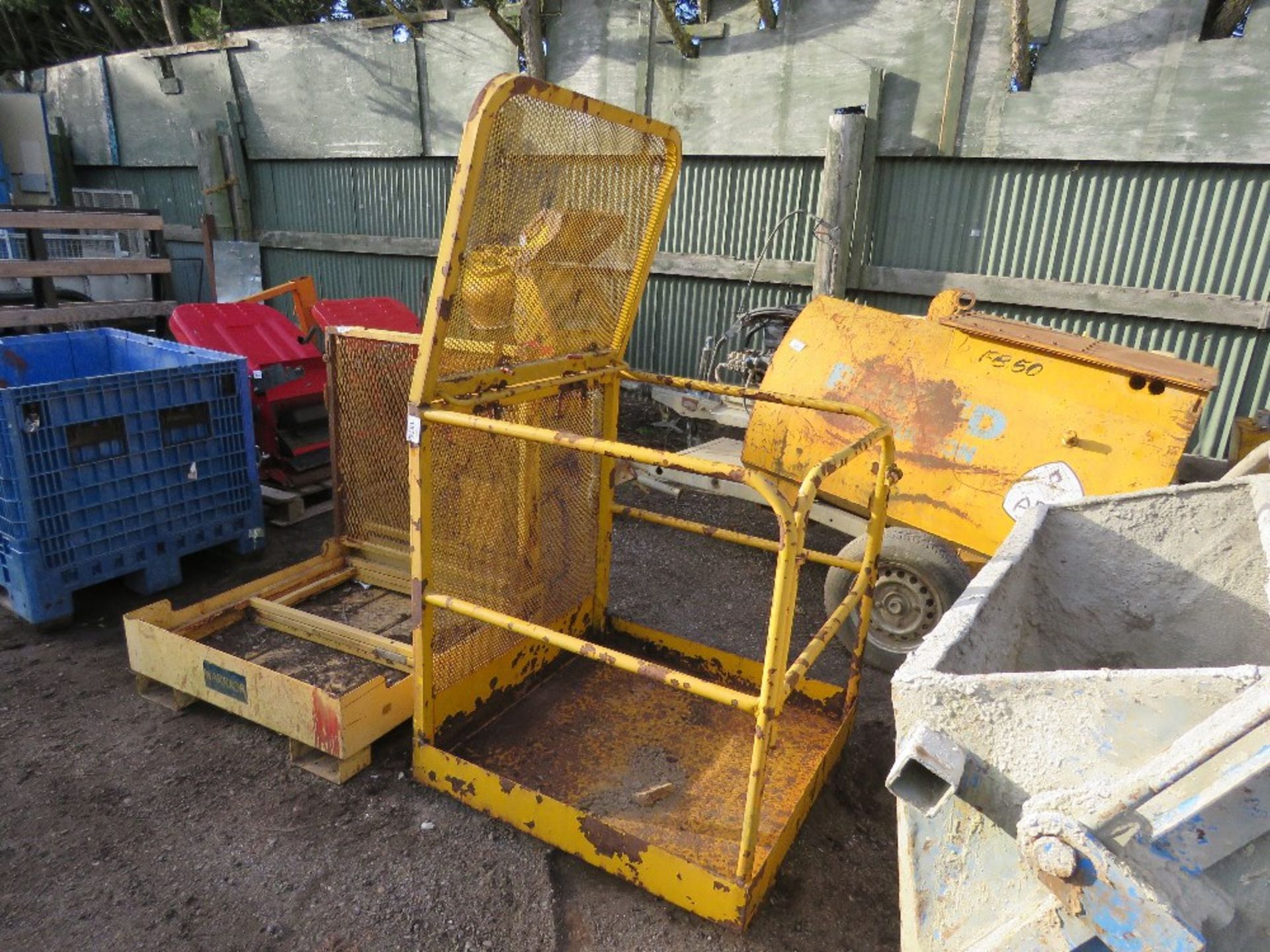 FORKLIFT MOUNTED MANCAGE, FOLDING TOP