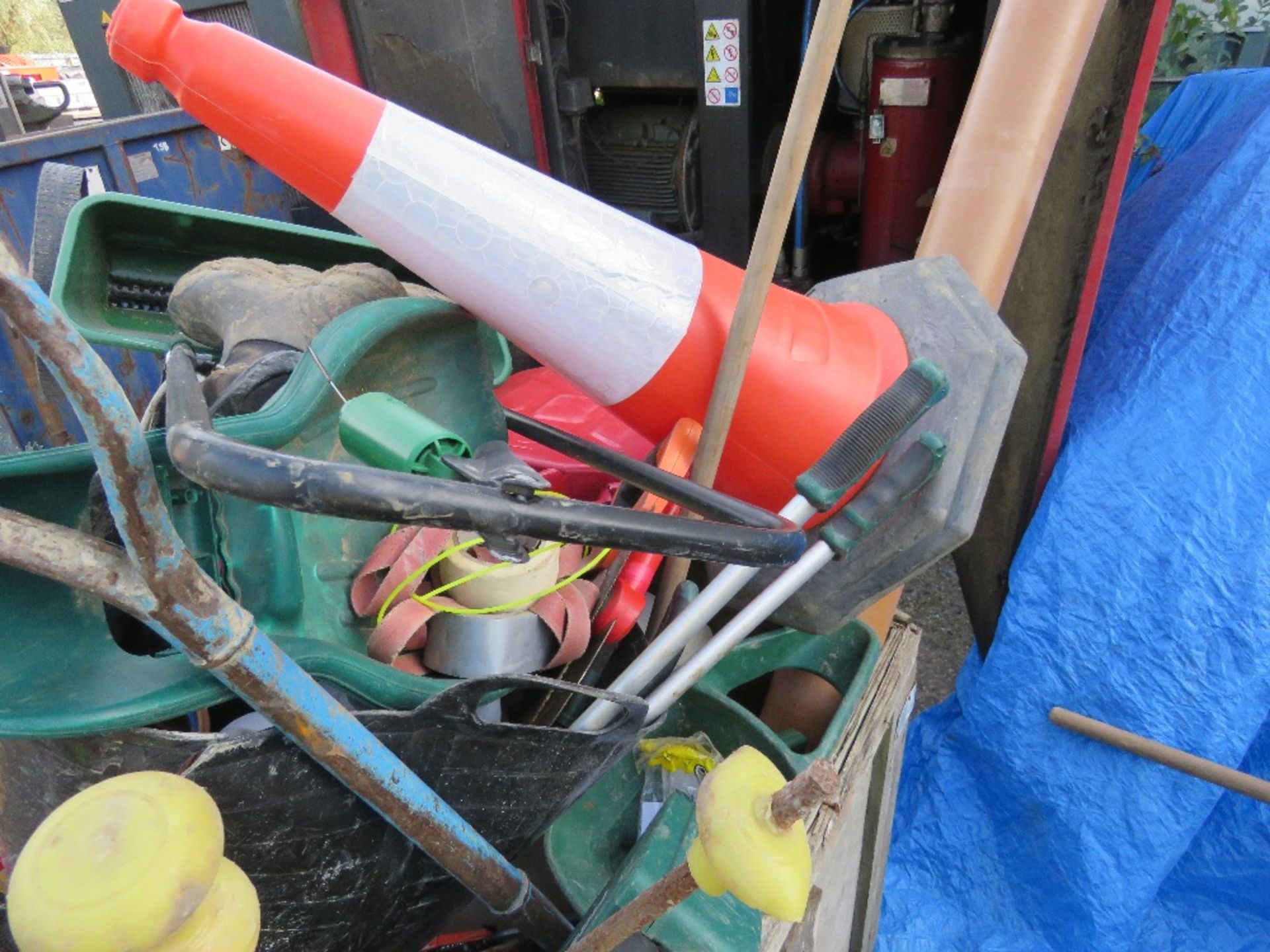 STILLAGE OF ASSORTED HAND TOOLS. DIRECT FROM LOCAL LANDSCAPE COMPANY WHO ARE CLOSING A DEPOT. SOURC - Image 8 of 8