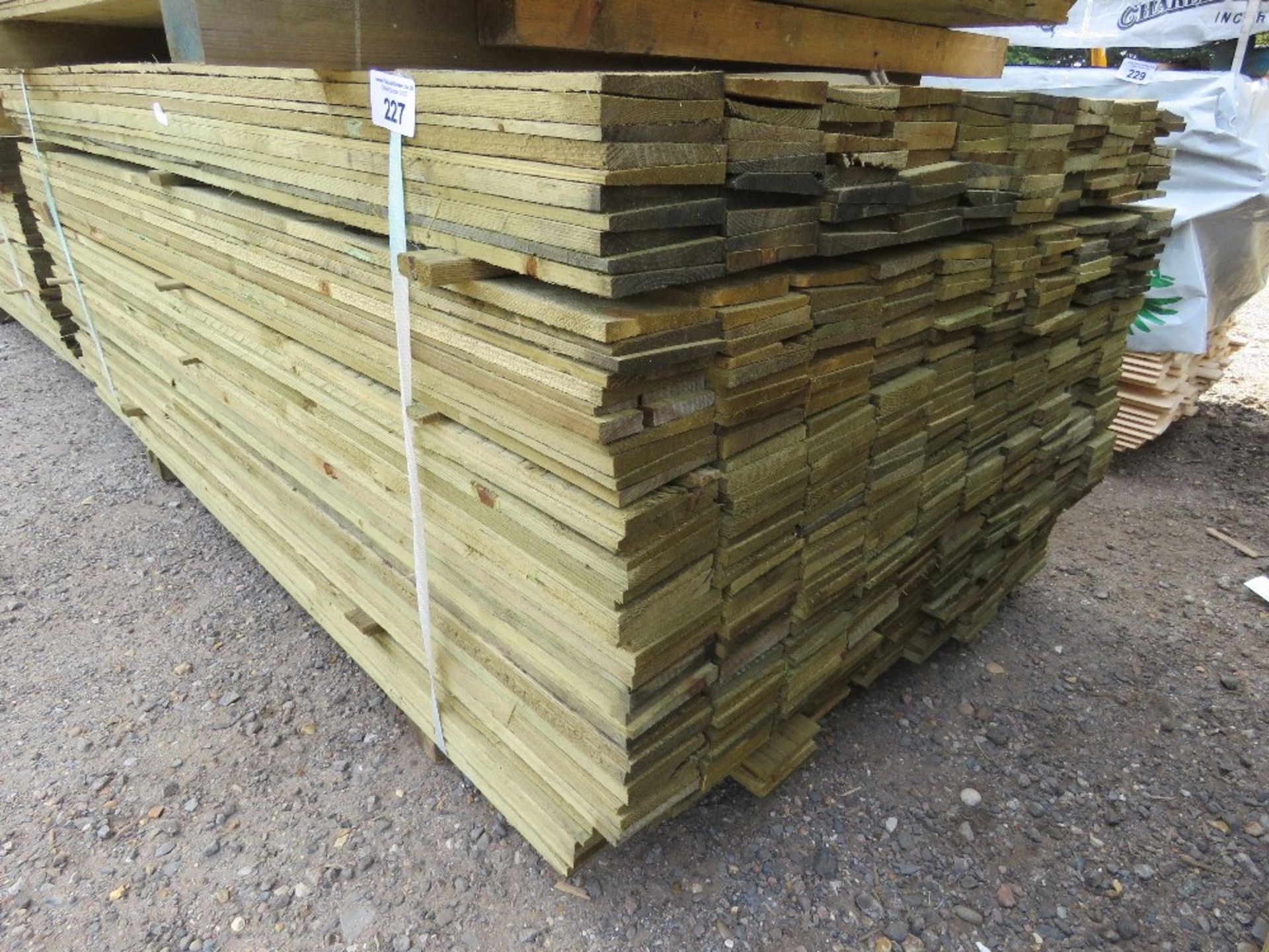 LARGE PACK OF PRESSURE TREATED FEATHER EDGE FENCE CLADDING TIMBER BOARDS. 1.80M LENGTH X 100MM WIDTH