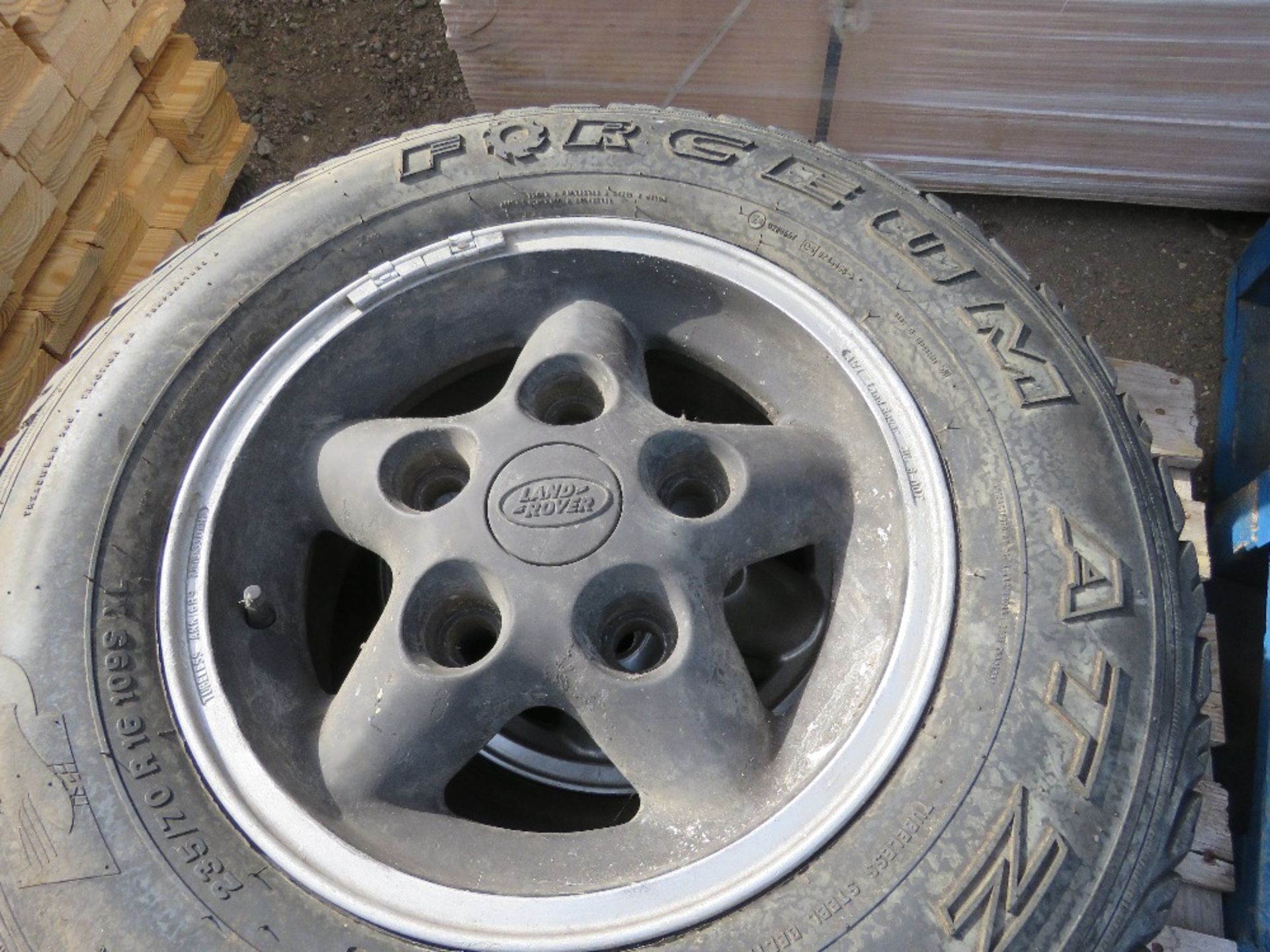 2 X LANDROVER DISCOVERY ALLOY WHEELS AND TYRES. THIS LOT IS SOLD UNDER THE AUCTIONEERS MARGIN SCH - Image 3 of 6
