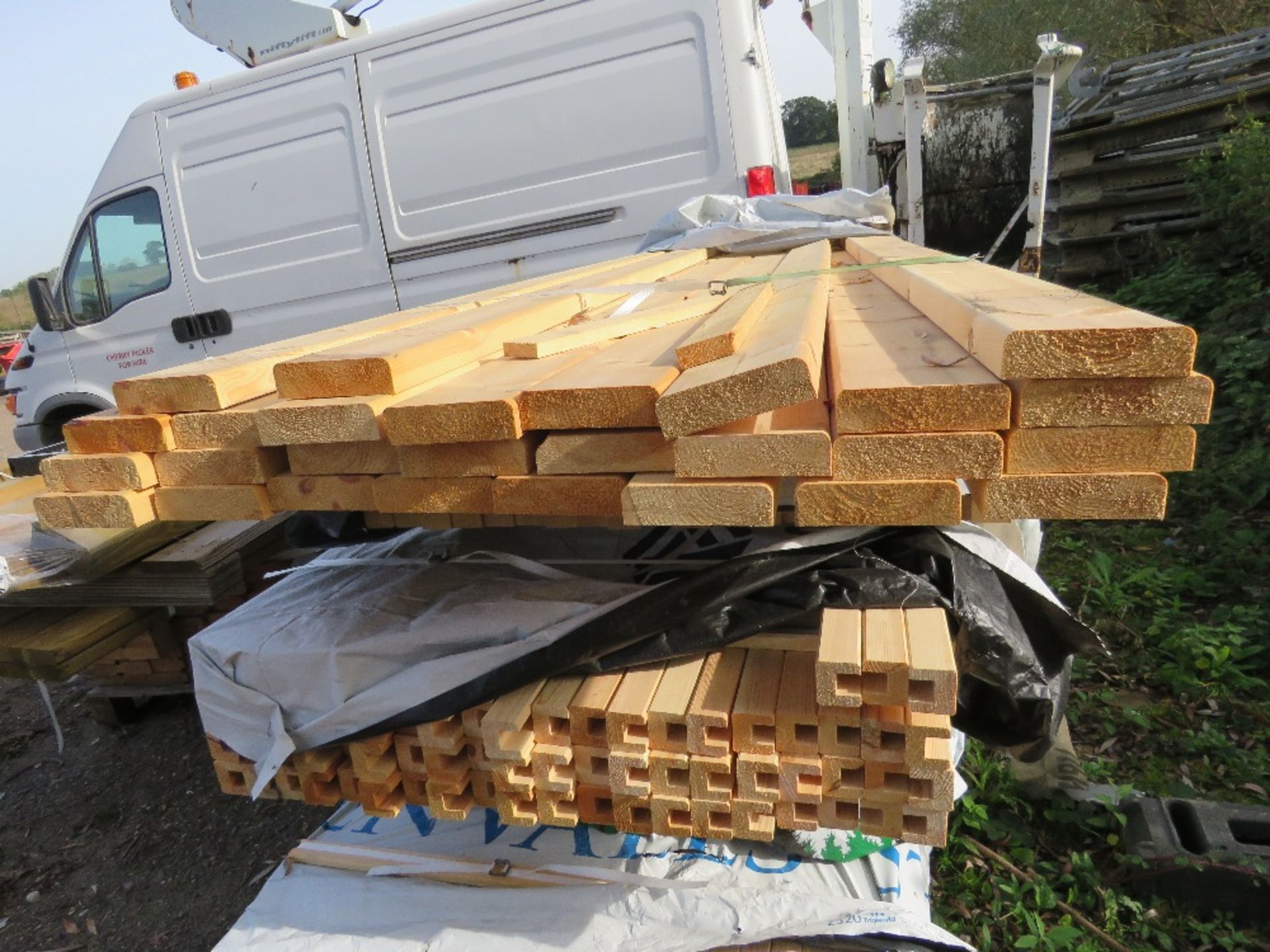 QUANTITY OF ASSORTED FENCING TIMBERS AND POSTS , 4 BUNDLES IN THE STACK AS SHOWN - Image 6 of 8