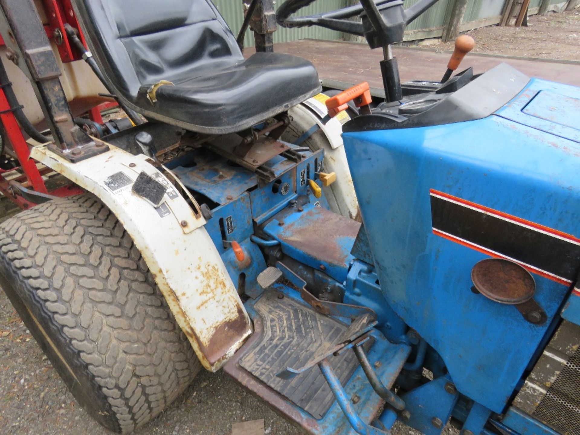 FORD 1220 4WD COMPACT TRACTOR ON GRASS TYRES. COMES WITH A BARGAM POG200/1106 TRACTOR MOUNTED CROP S - Image 5 of 17