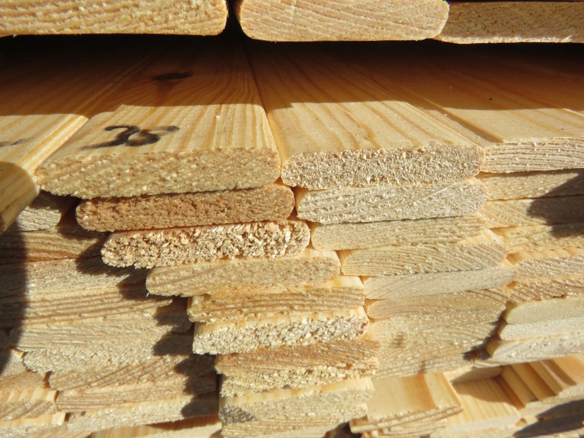 EXTRA LARGE PACK OF UNTREATED WOVEN STRIP TIMBER CLADDING BOARDS. 1.75M LENGTH X 38MM WIDTH APPROX. - Image 3 of 3