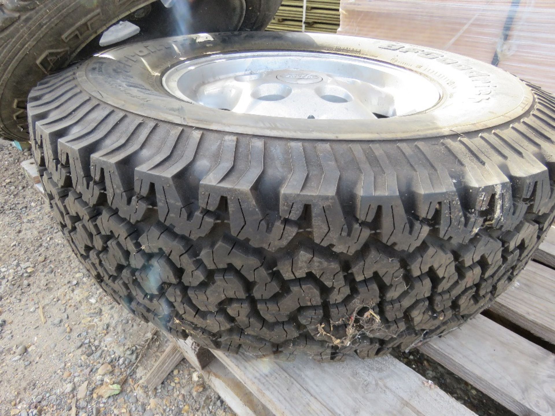 2 X LANDROVER DISCOVERY ALLOY WHEELS AND TYRES. THIS LOT IS SOLD UNDER THE AUCTIONEERS MARGIN SCH - Image 5 of 6