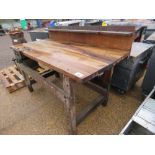 OAK TOPPED WOODEN WORK BENCH WITH VICE.