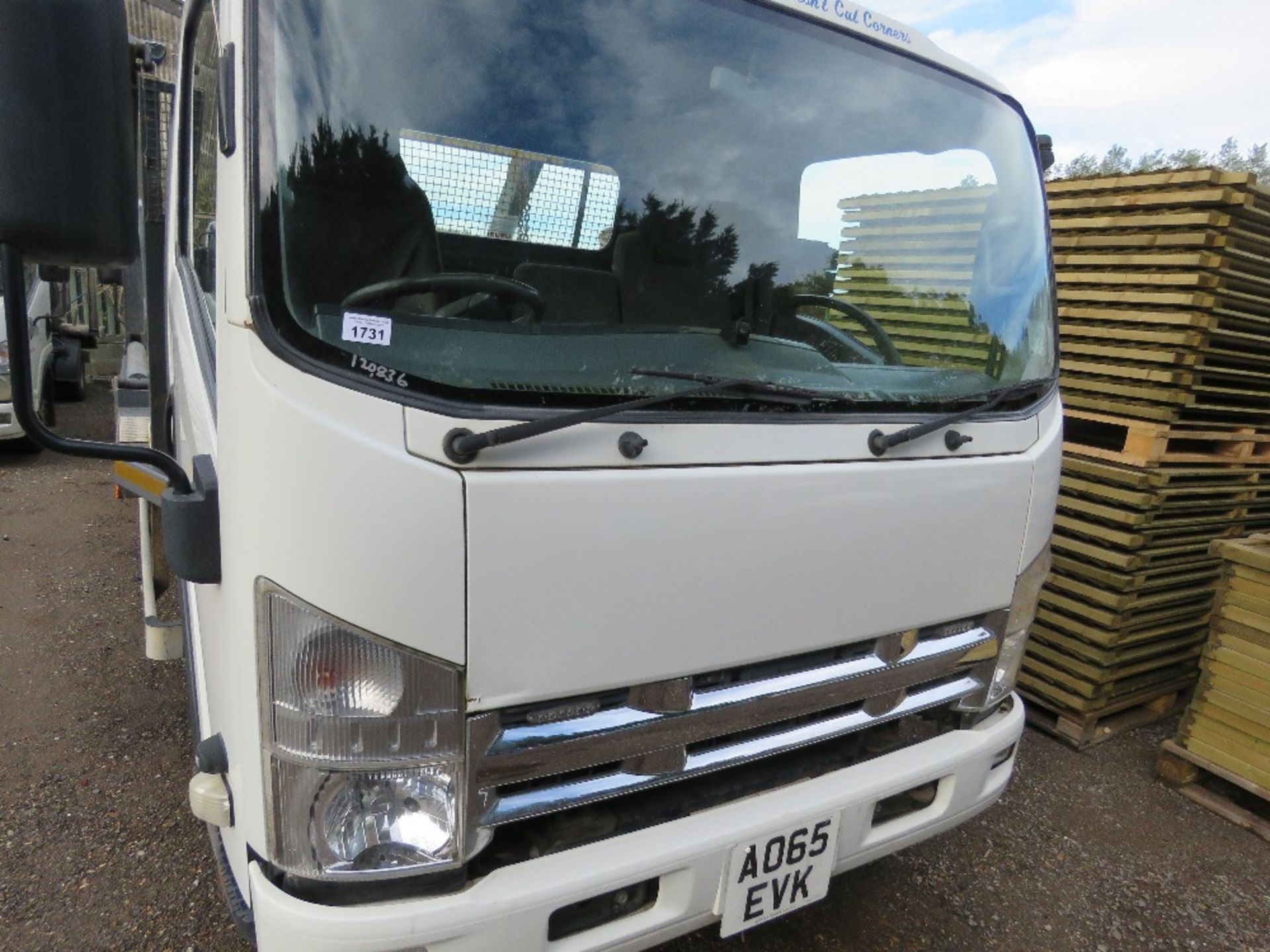 ISUZU N2R N75-150 7.5 TONNE SKIP LORRY REG: AO65 EVK. FIRST REGISTERED 12/11/2015 WITH V5. (CHECKED - Image 2 of 12