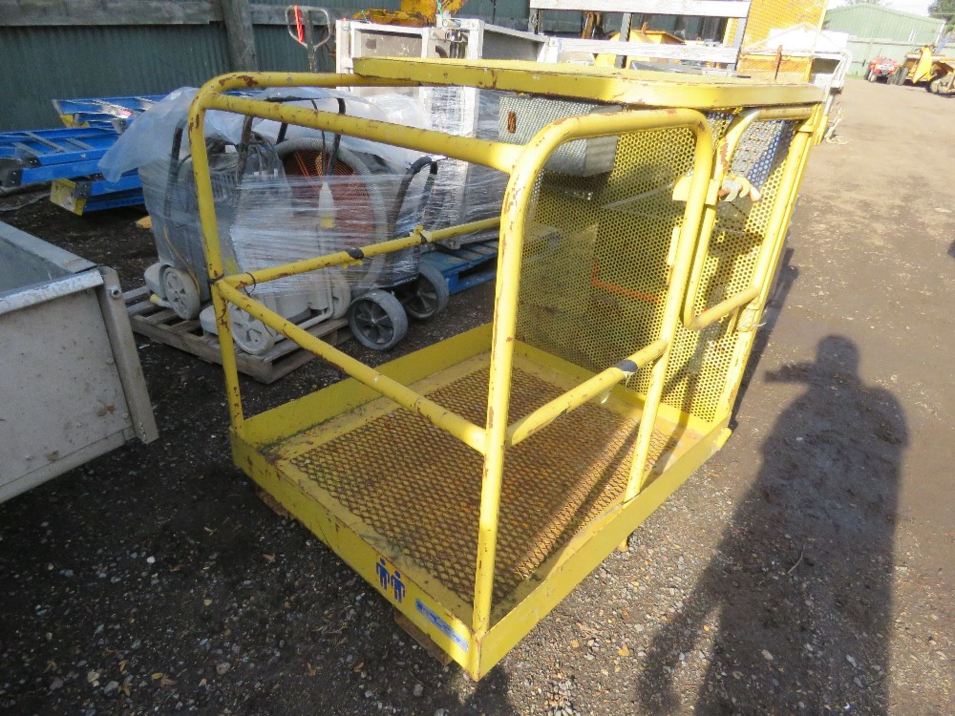 FOLDING TOP MANCAGE FOR FORKLIFT. THIS LOT IS SOLD UNDER THE AUCTIONEERS MARGIN SCHEME, THEREFOR - Image 2 of 3