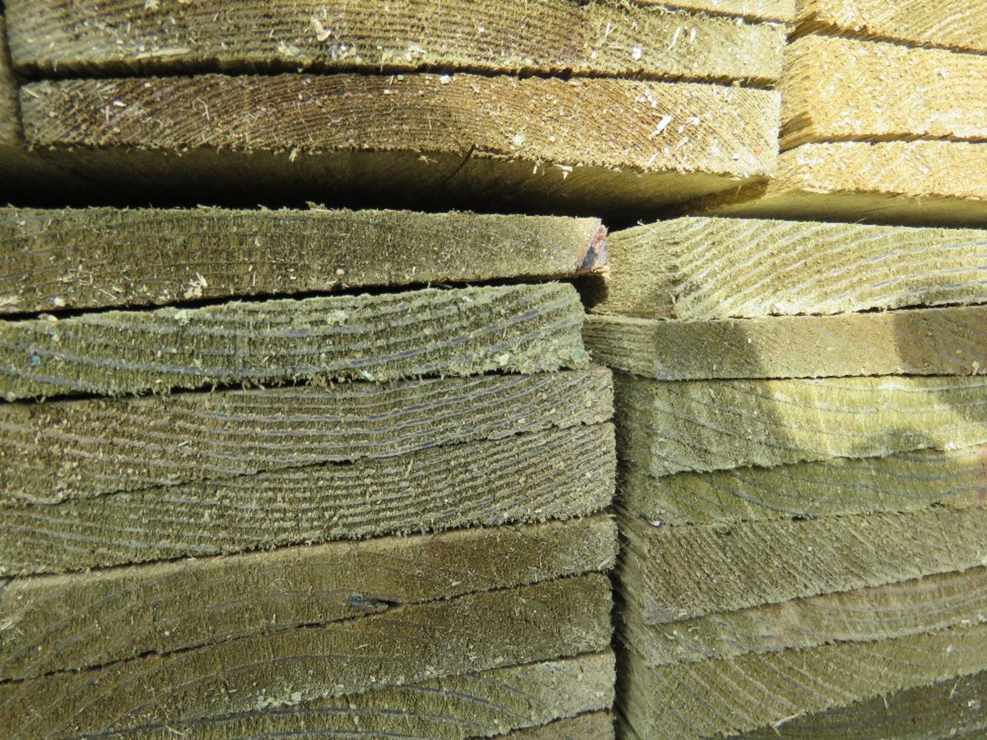 LARGE PACK OF PRESSURE TREATED FEATHER EDGE FENCE CLADDING TIMBER BOARDS. 1.65M LENGTH X 100MM WIDTH - Image 4 of 4