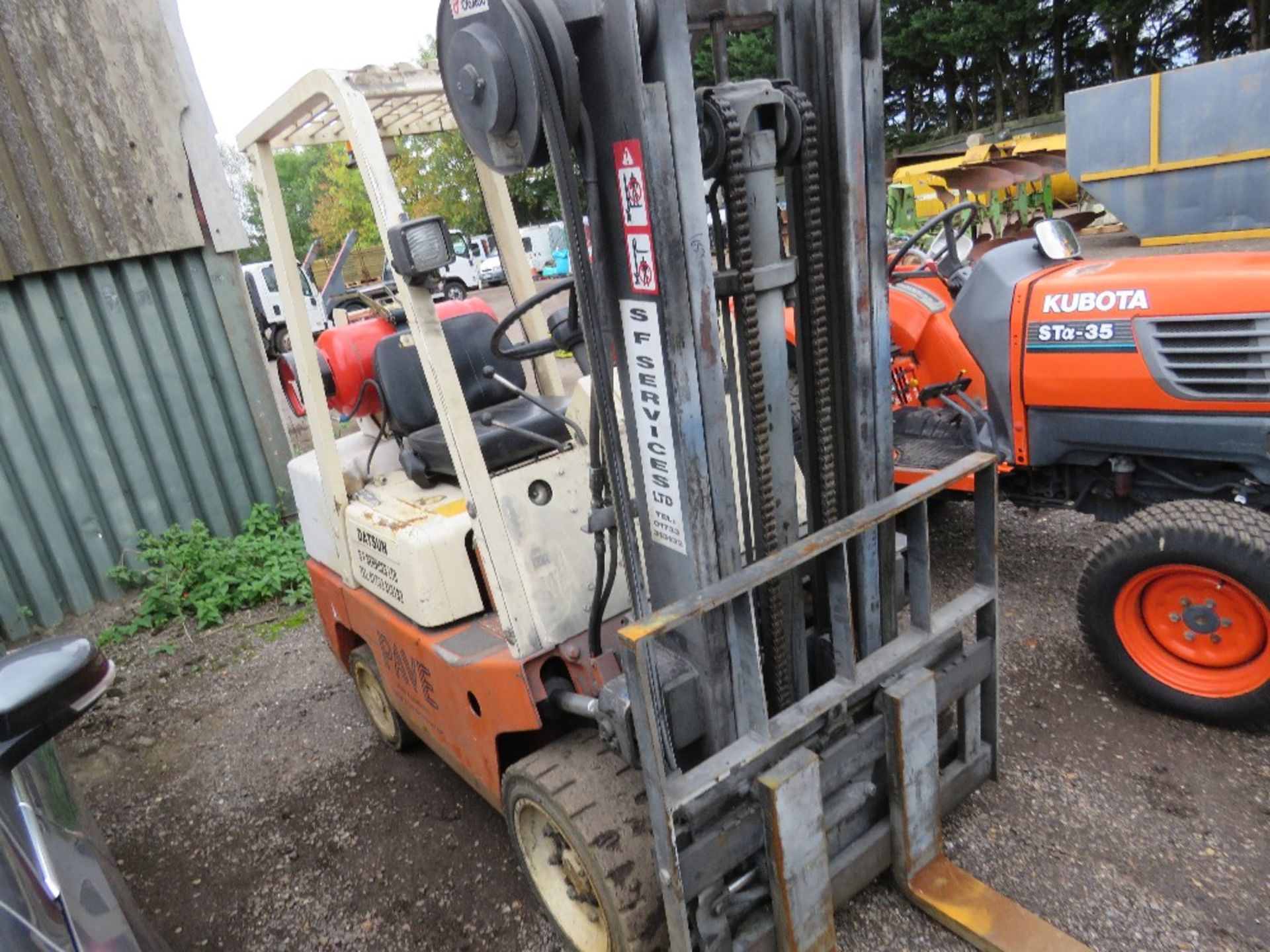 DATSUN/ NISSAN 3 TONNE GAS POWERED FORKLIFT. WHEN TESTED WAS SEEN TO DRIVE, STEER AND BRAKE (GAS LOW