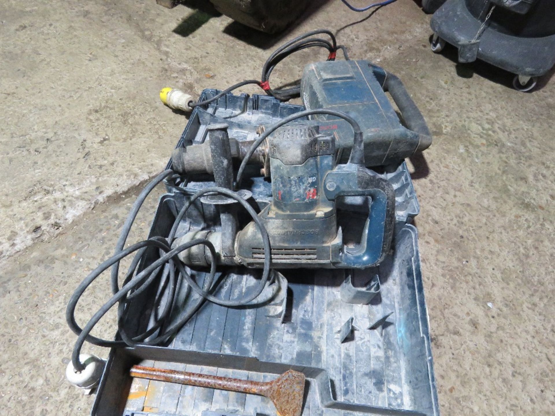 2 X BOSCH 110VOLT BREAKER DRILLS. THIS LOT IS SOLD UNDER THE AUCTIONEERS MARGIN SCHEME, THEREFORE - Image 2 of 3