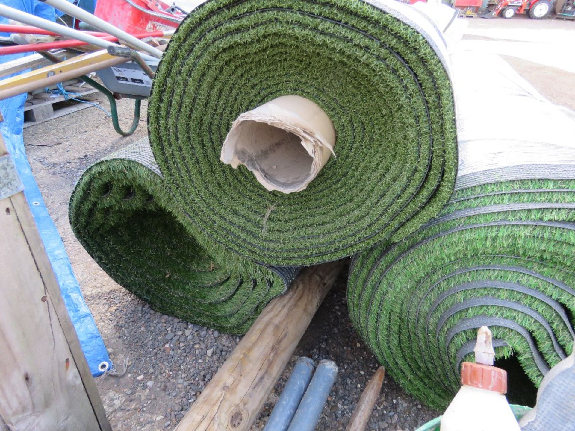 3 X ROLLS OF QUALITY ASTRO TURF GRASS 8-10FT. THIS LOT IS SOLD UNDER THE AUCTIONEERS MARGIN SCHEM - Image 3 of 4