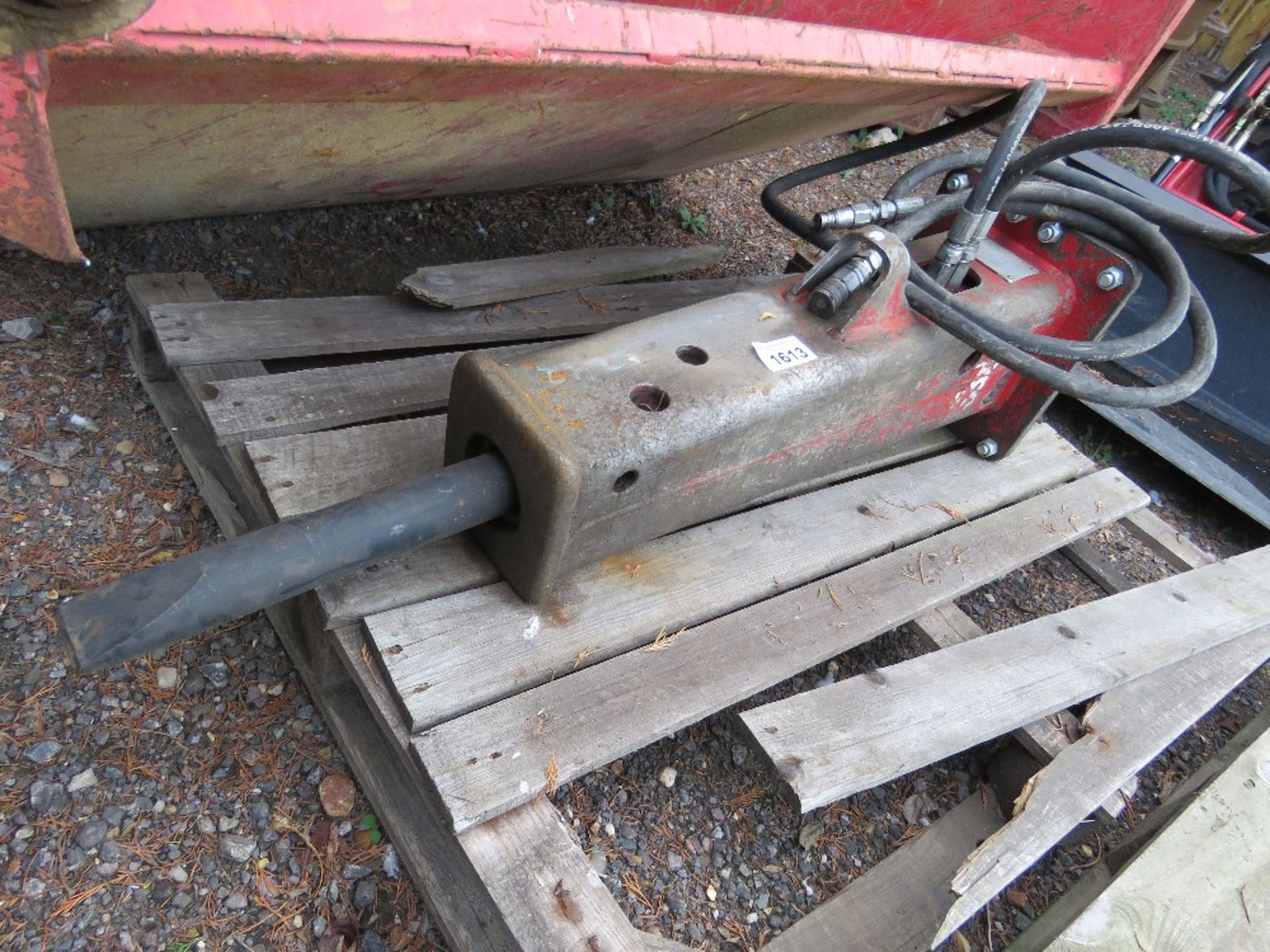 SOCOMEC DMS165 HYDRAULIC EXCAVATOR MOUNTED BREAKER ON 30MM PINS TO SUIT 3 TONNE MACHINE. RECENTLY FU - Image 3 of 4