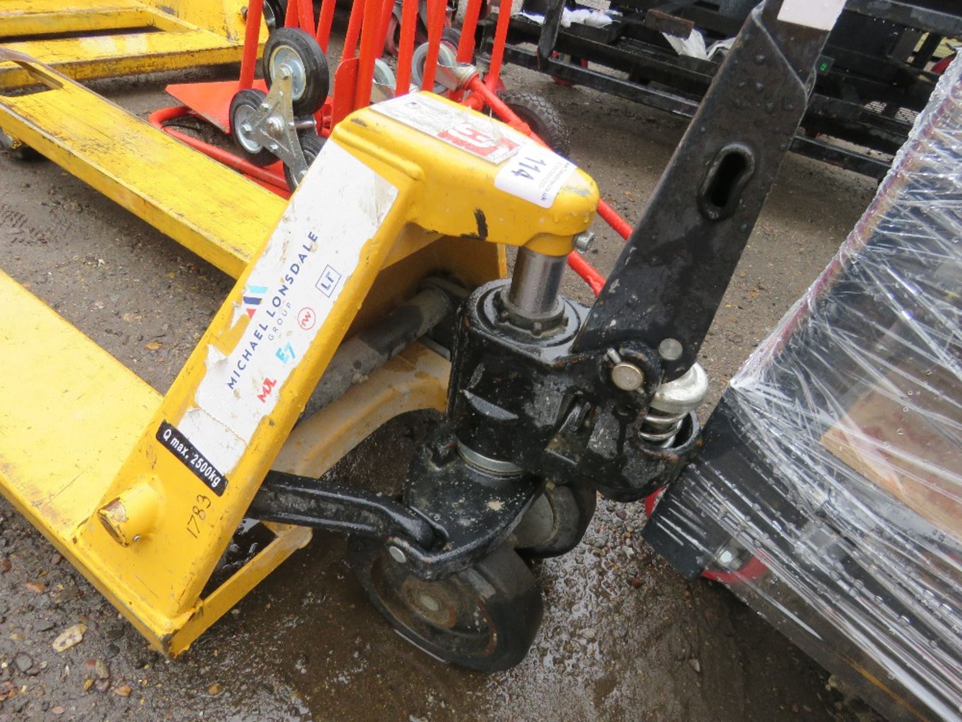 HYDRAULIC PALLET TRUCK. SOURCED FROM LARGE CONSTRUCTION COMPANY LIQUIDATION. - Image 3 of 3