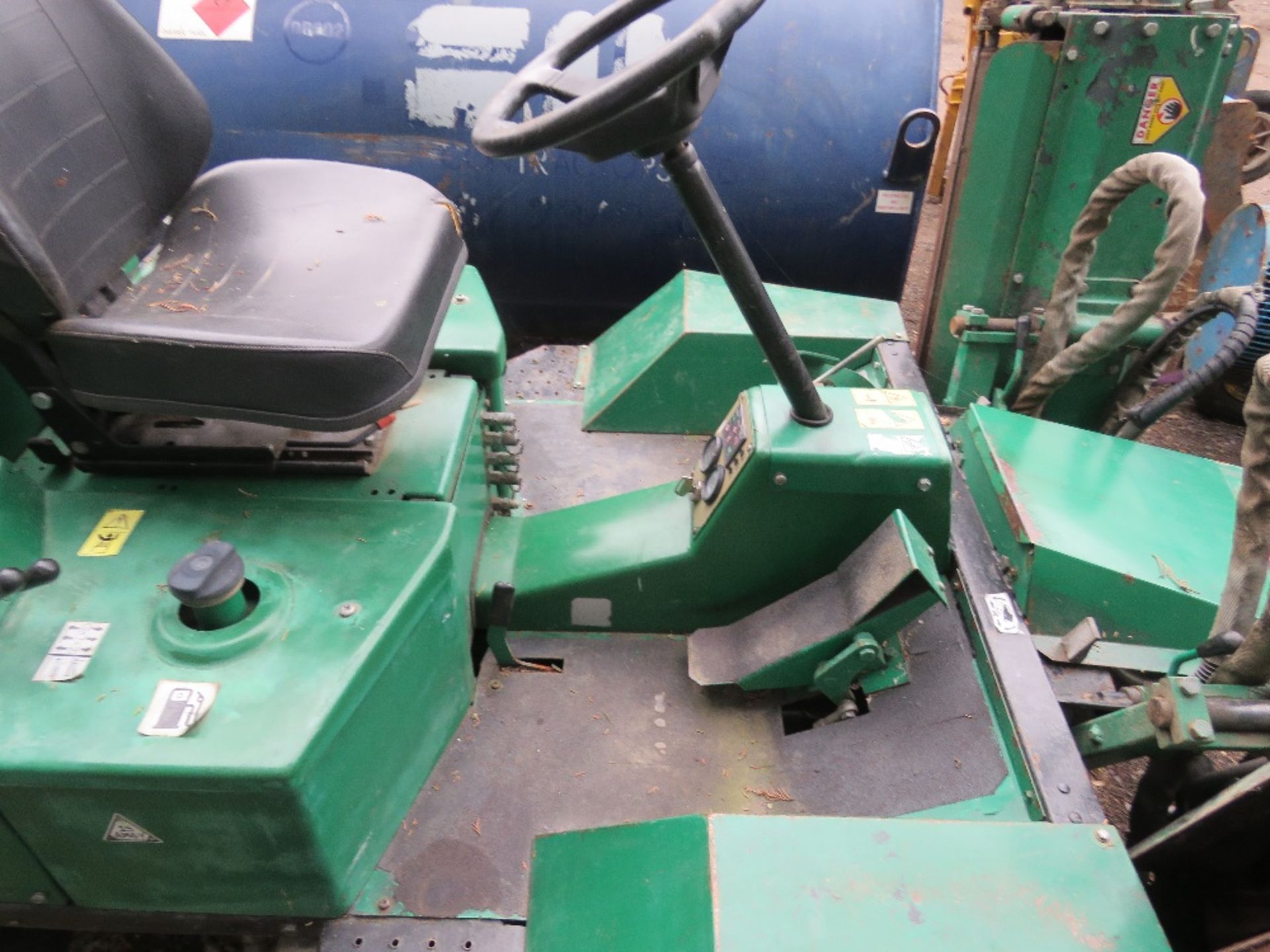 RANSOMES TRIPLE RIDE ON MOWER WITH KUBOTA ENGINE. BEEN IN STORAGE FOR SOME TIME. WHEN BRIEFLY TESTED - Image 5 of 8