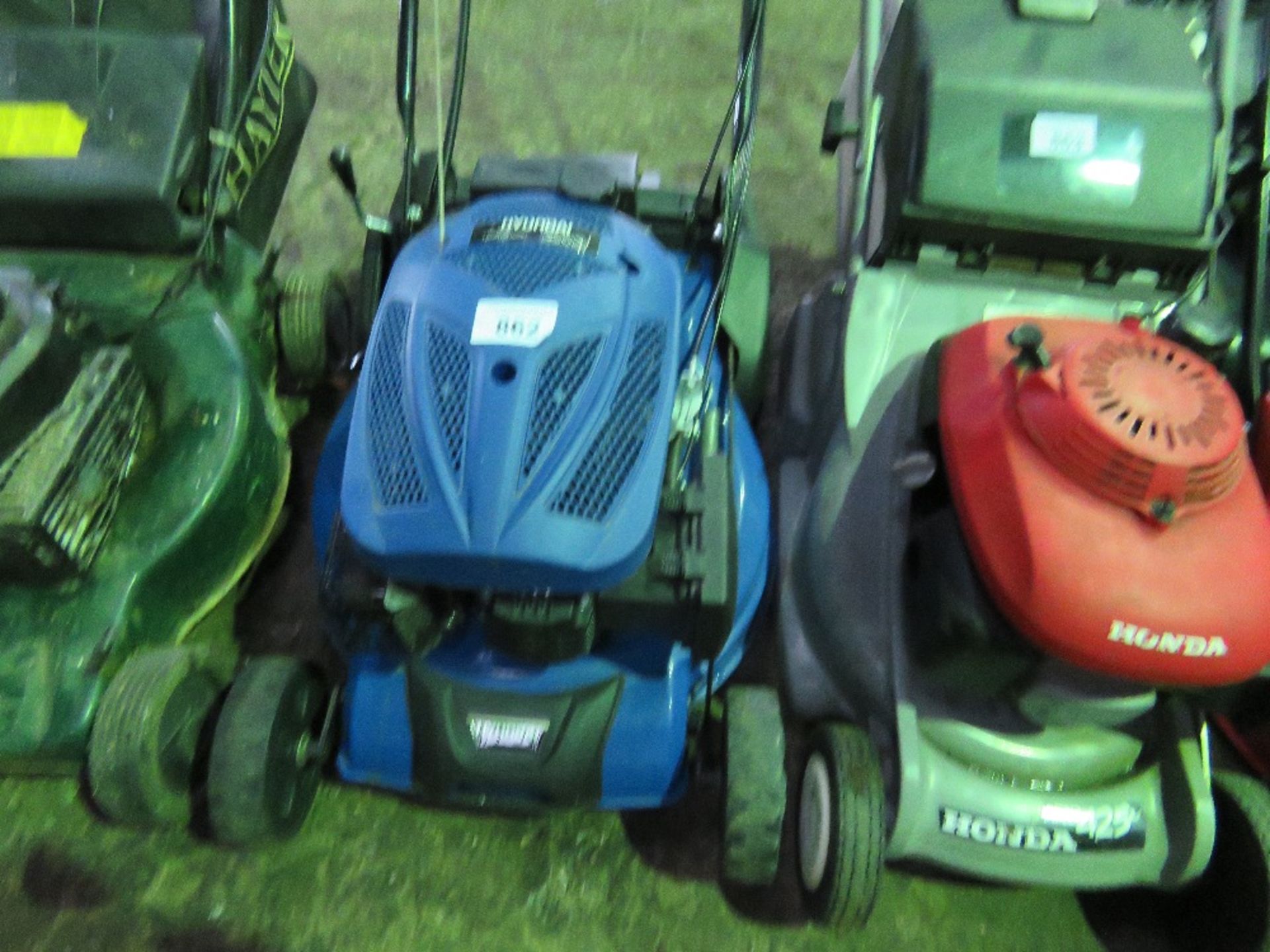 HYUNDAI SELF DRIVE MOWER- NO BAG. THIS LOT IS SOLD UNDER THE AUCTIONEERS MARGIN SCHEME, THEREFOR