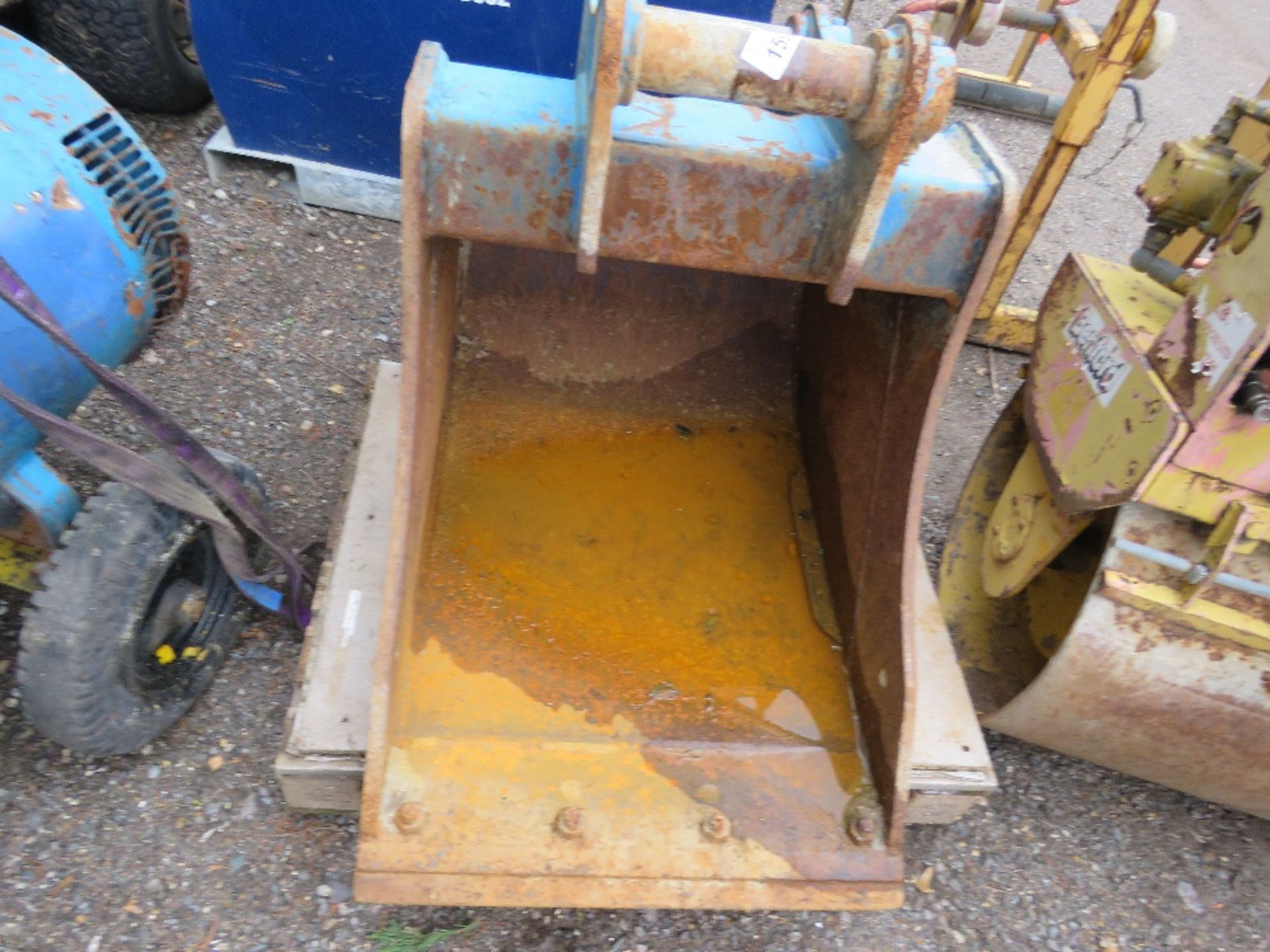 2FT EXCAVATOR BUCKET ON 60MM PINS. - Image 2 of 4