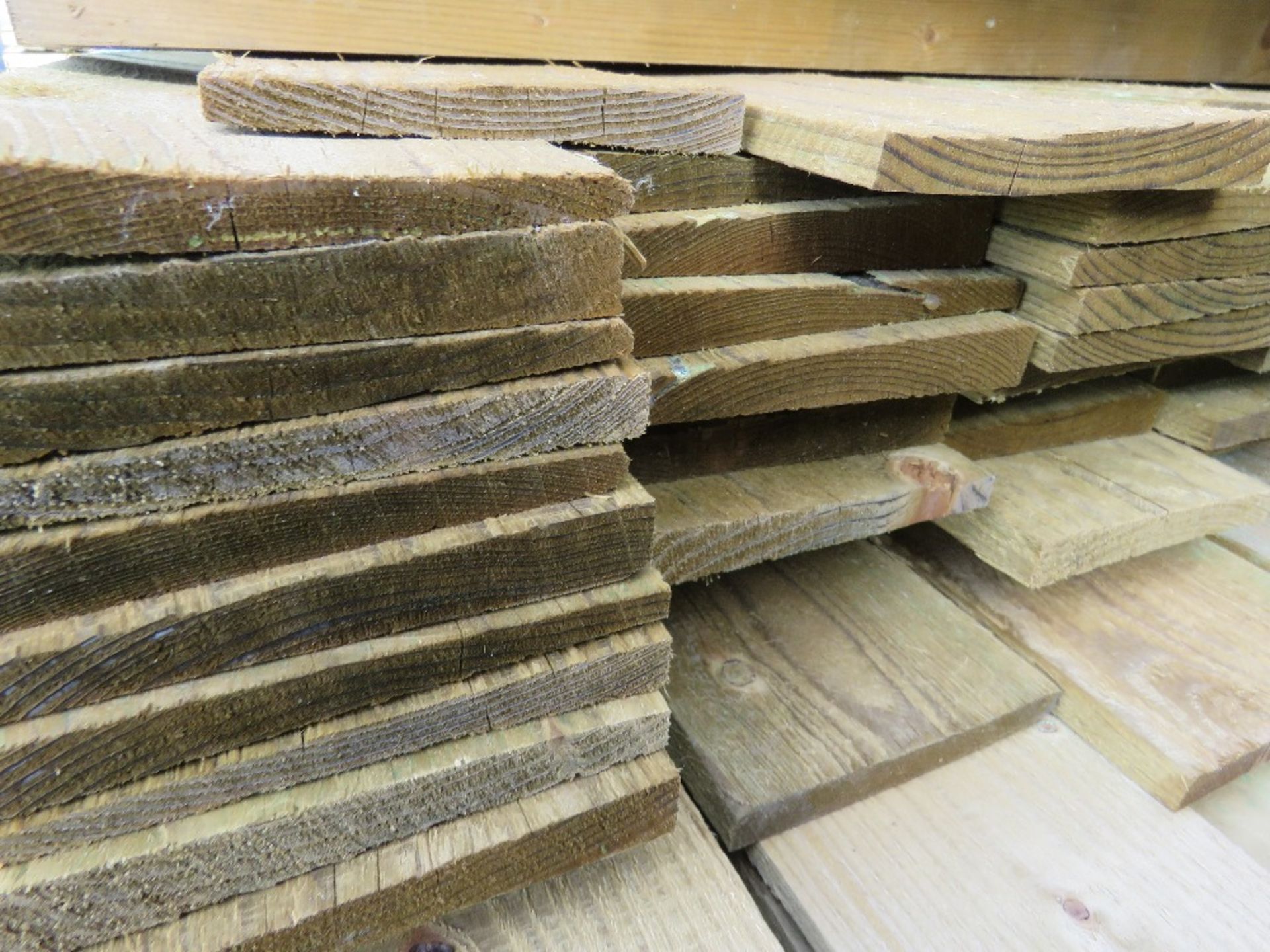 LARGE PACK OF TREATED FEATHER EDGE TIMBER CLADDING BOARDS: 1.4-1.8M LENGTH X 100MM WIDTH APPROX. - Image 3 of 3