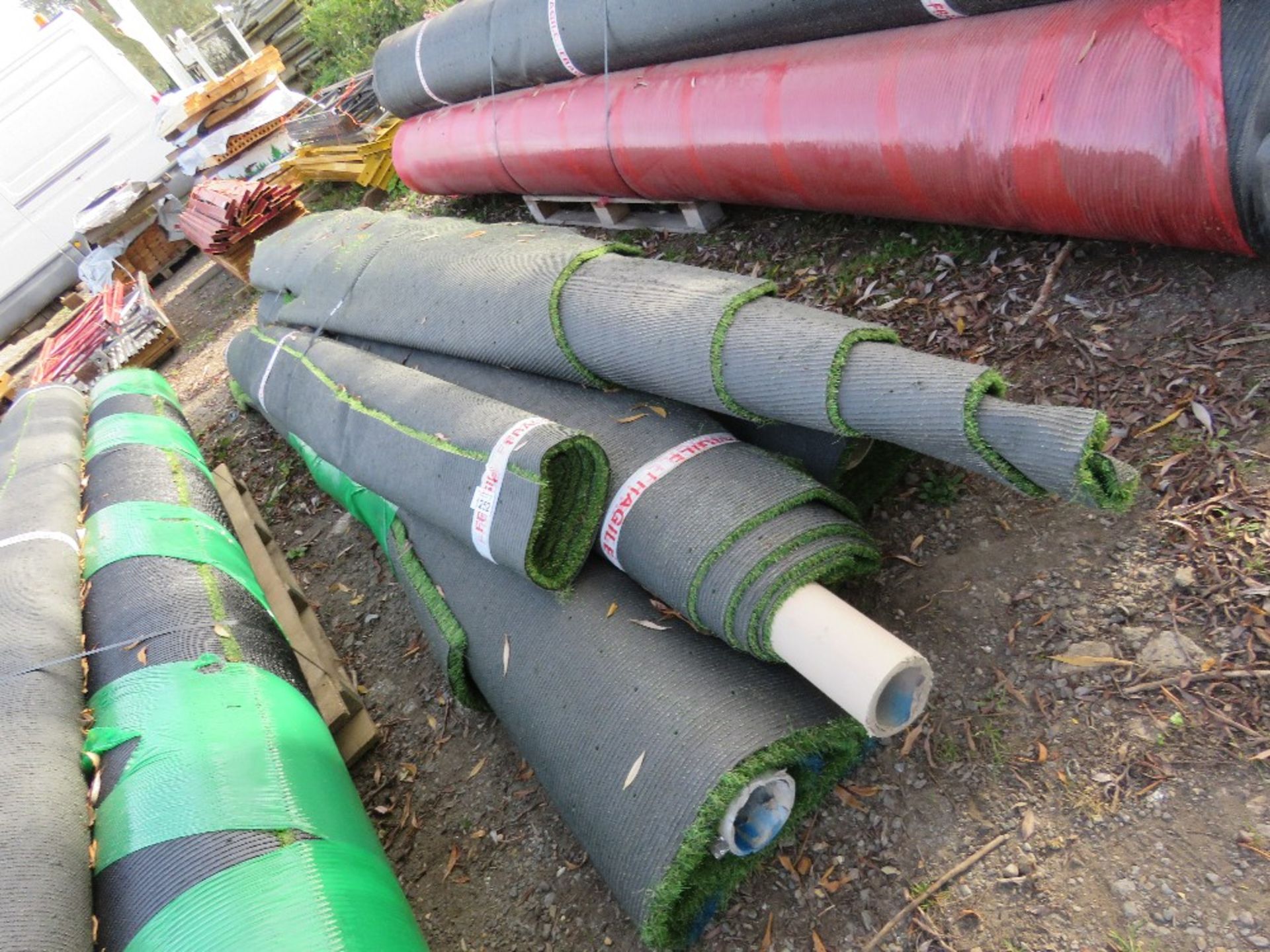 PALLET OF MIXED QUALITY ASTRO TURF FAKE LAWN GRASS, 3-4 METRE WIDTH APPROX, ASSORTED LENGTHS. THI