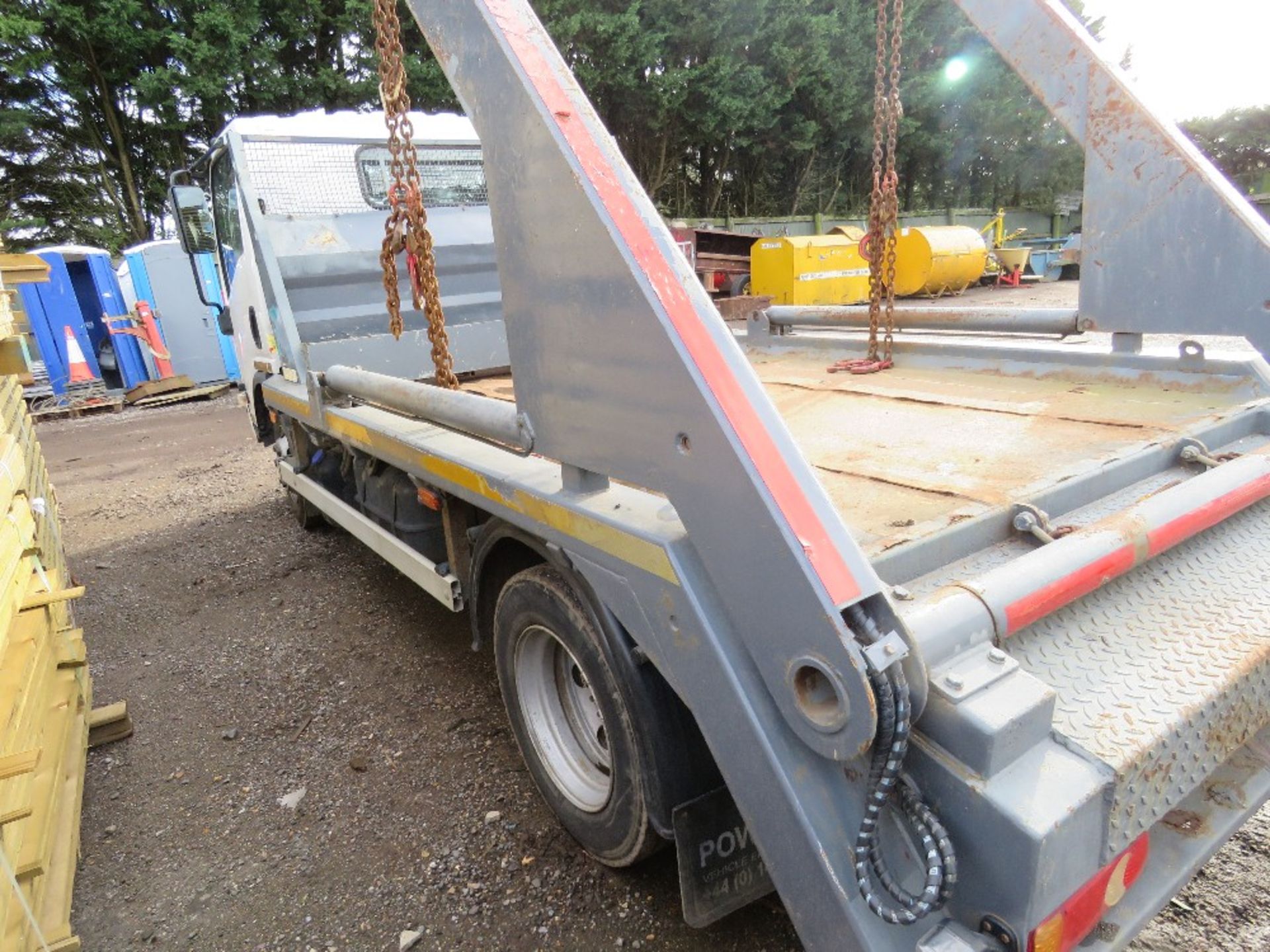 ISUZU N2R N75-150 7.5 TONNE SKIP LORRY REG: AO65 EVK. FIRST REGISTERED 12/11/2015 WITH V5. (CHECKED - Image 9 of 12