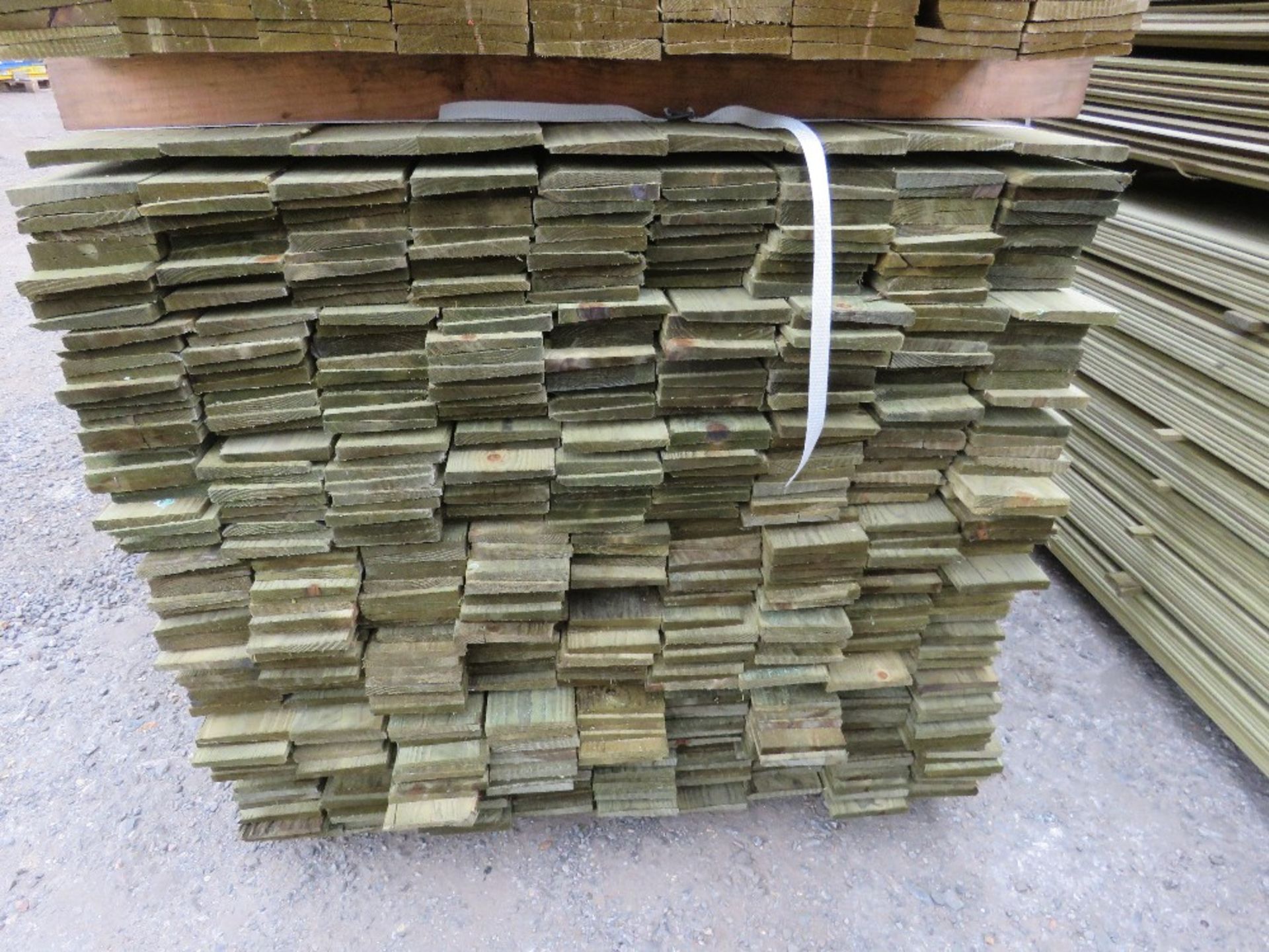 LARGE PACK OF PRESSURE TREATED FEATHER EDGE FENCE CLADDING TIMBER BOARDS. 1.50M LENGTH X 100MM WIDTH - Image 2 of 3