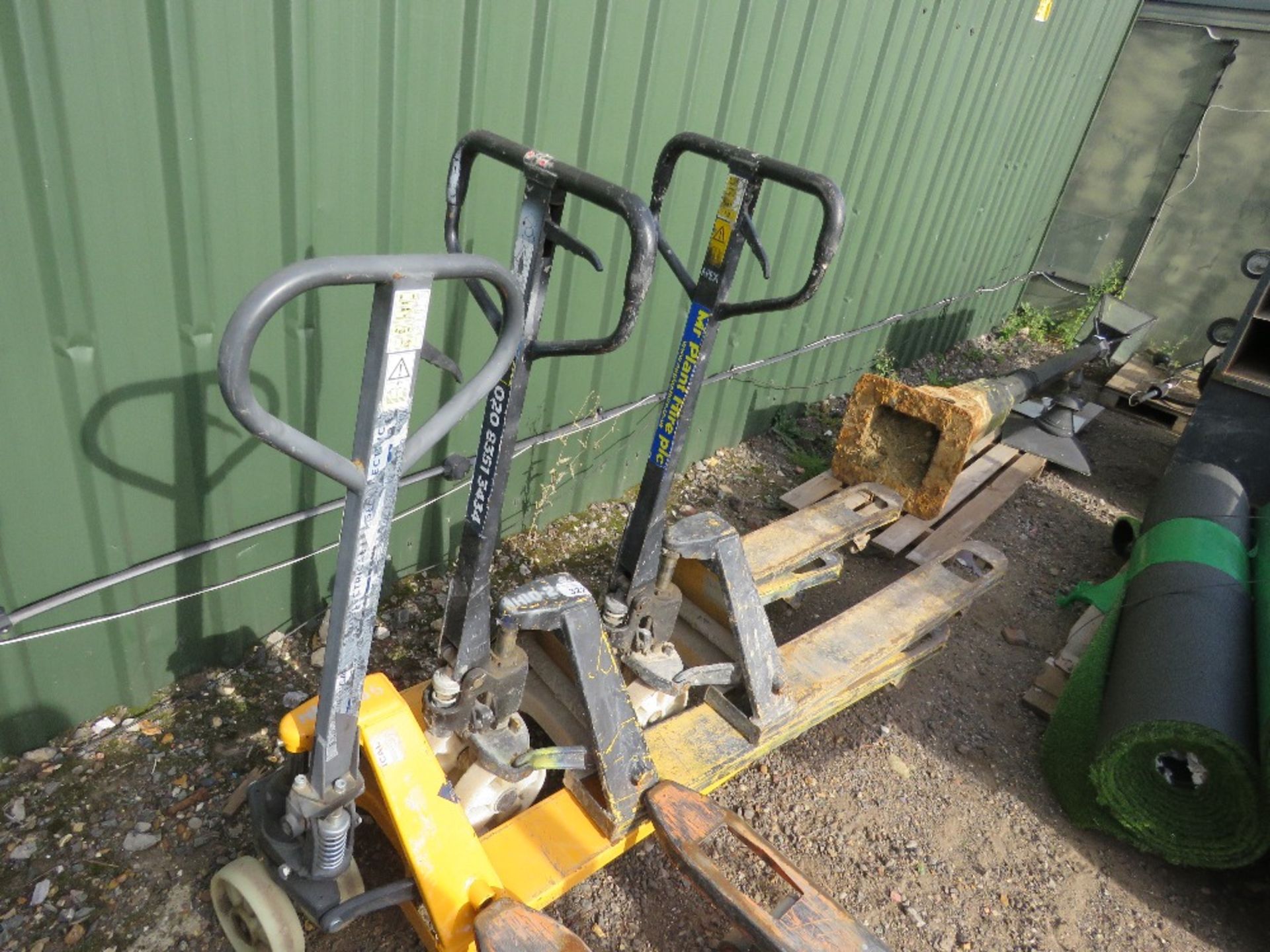 3 X HYDRAULIC PALLET TRUCKS.