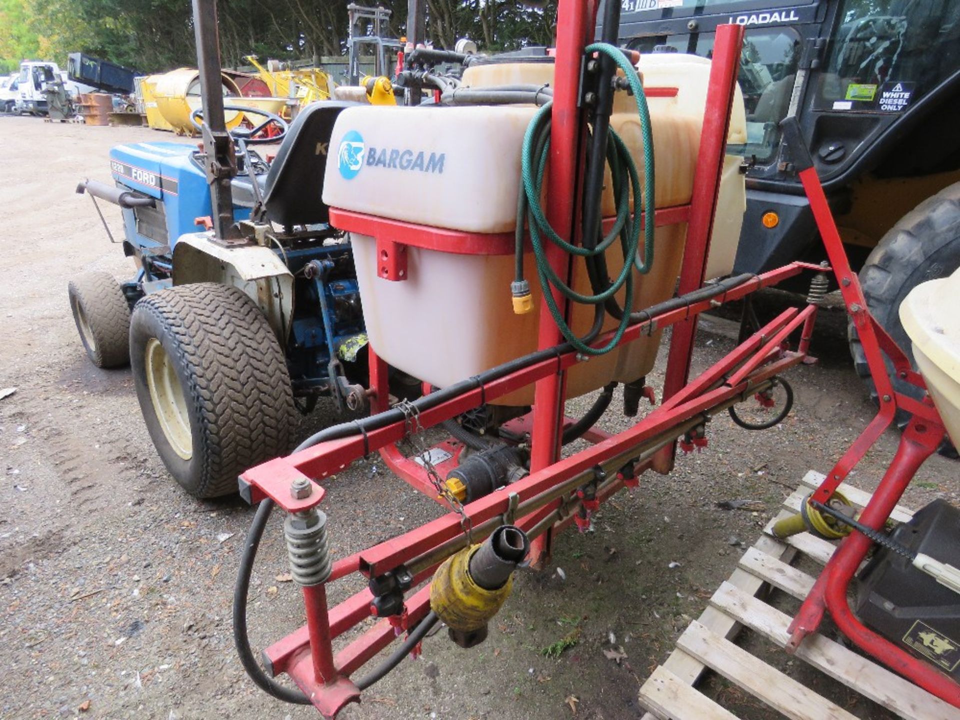 FORD 1220 4WD COMPACT TRACTOR ON GRASS TYRES. COMES WITH A BARGAM POG200/1106 TRACTOR MOUNTED CROP S - Image 7 of 17