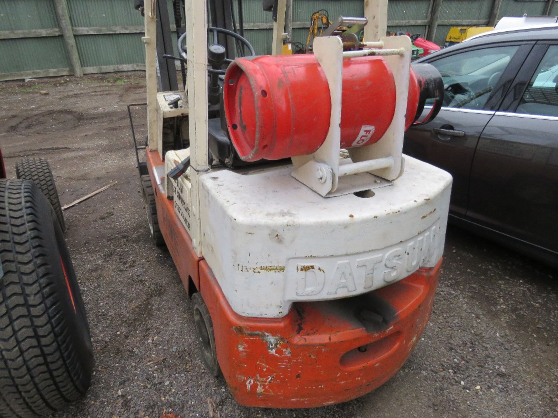 DATSUN/ NISSAN 3 TONNE GAS POWERED FORKLIFT. WHEN TESTED WAS SEEN TO DRIVE, STEER AND BRAKE (GAS LOW - Image 7 of 8