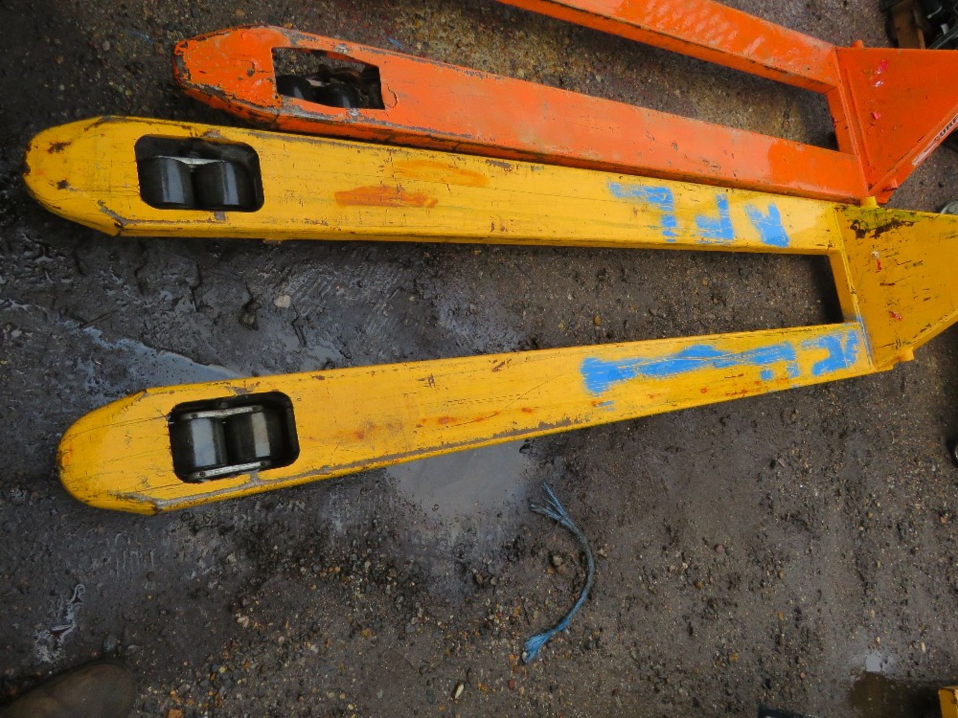 LONG BLADED PALLET TRUCK, 2M BLADES APPROX. THX14266. - Image 2 of 4