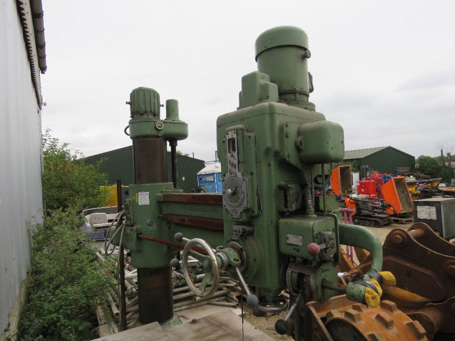 KITCHEN AND WADE RADIAL ARM DRILL, WORKING WHEN RECENTLY REMOVED FROM WORKSHOP. (WEIGHT 3-3.5TONNES - Image 4 of 5