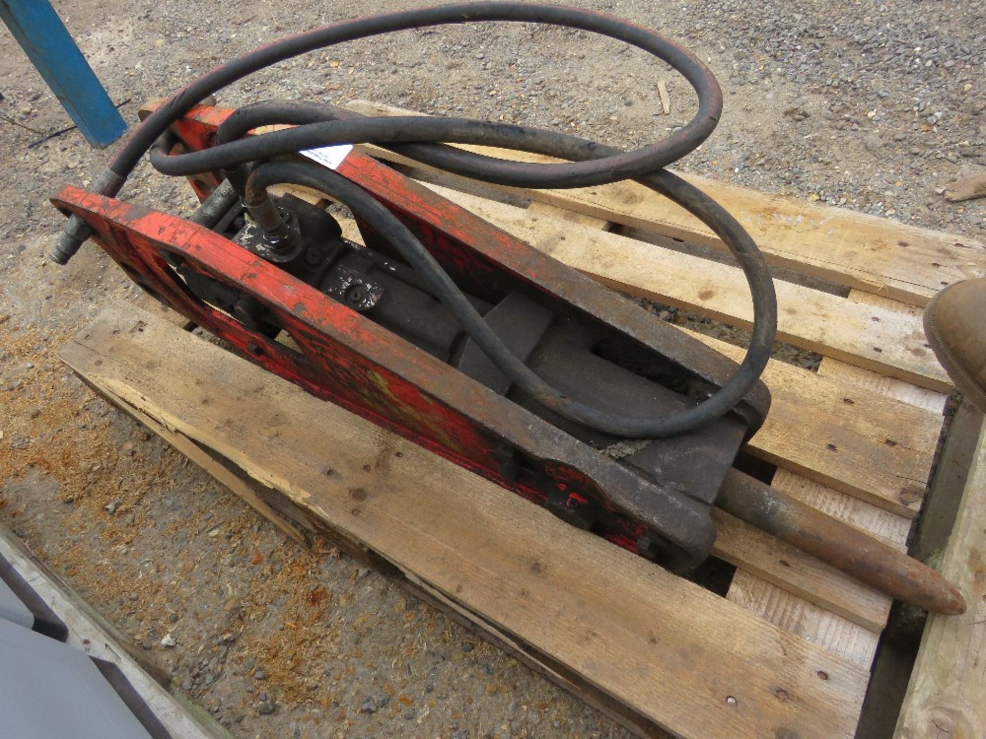 RAMMER TYPE EXCAVATOR MOUNTED HYDRAULIC BREAKER ON 45MM PINS. THIS LOT IS SOLD UNDER THE AUCTIONEE - Image 2 of 3