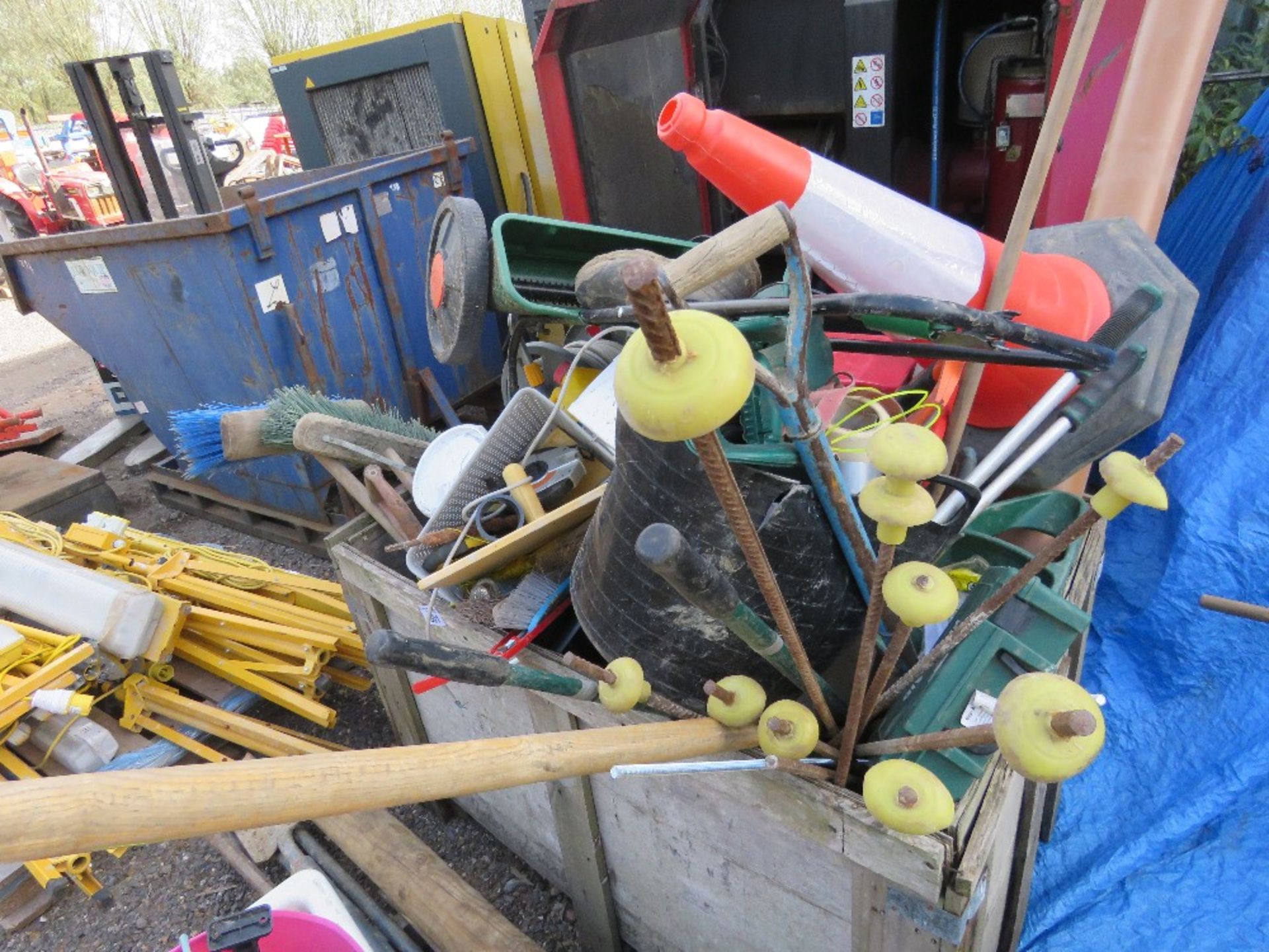 STILLAGE OF ASSORTED HAND TOOLS. DIRECT FROM LOCAL LANDSCAPE COMPANY WHO ARE CLOSING A DEPOT. SOURC - Image 2 of 8