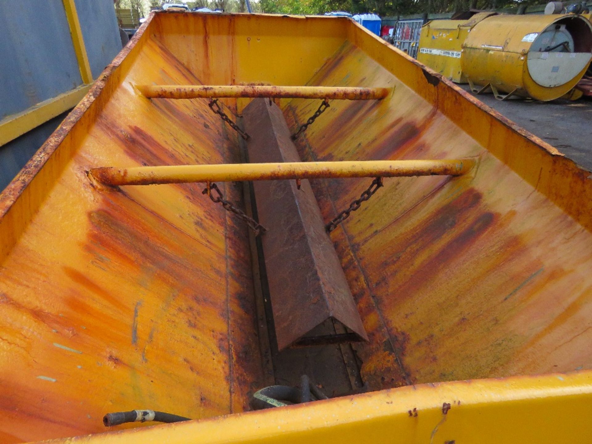 GRITTER BODY ON HL5 FRAME, 10FT LENGTH APPROX. SUITABLE FOR 7.5 TONNE HOOK LOADER LORRY. - Image 4 of 8