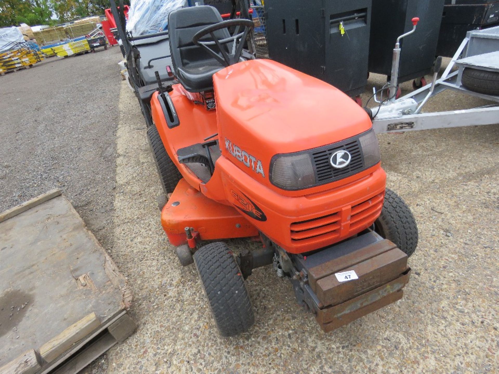 KUBOTA G21E RIDE ON MOWER WITH HIGH DISCHARGE COLLECTOR, YEAR 2014. WHEN TESTED WAS SEEN TO RUN, DRI
